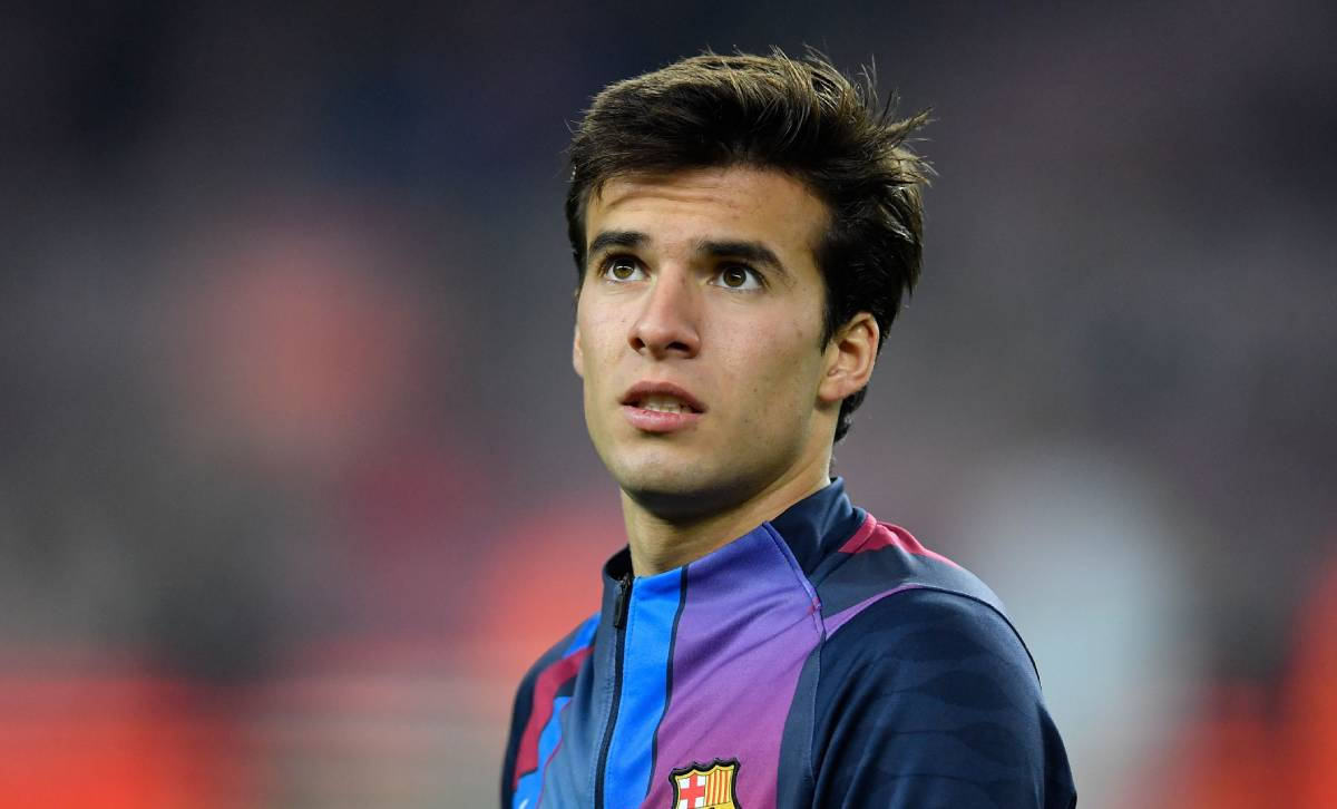 Riqui Puig Look Up Fc Barcelona Vs. Elche Cf