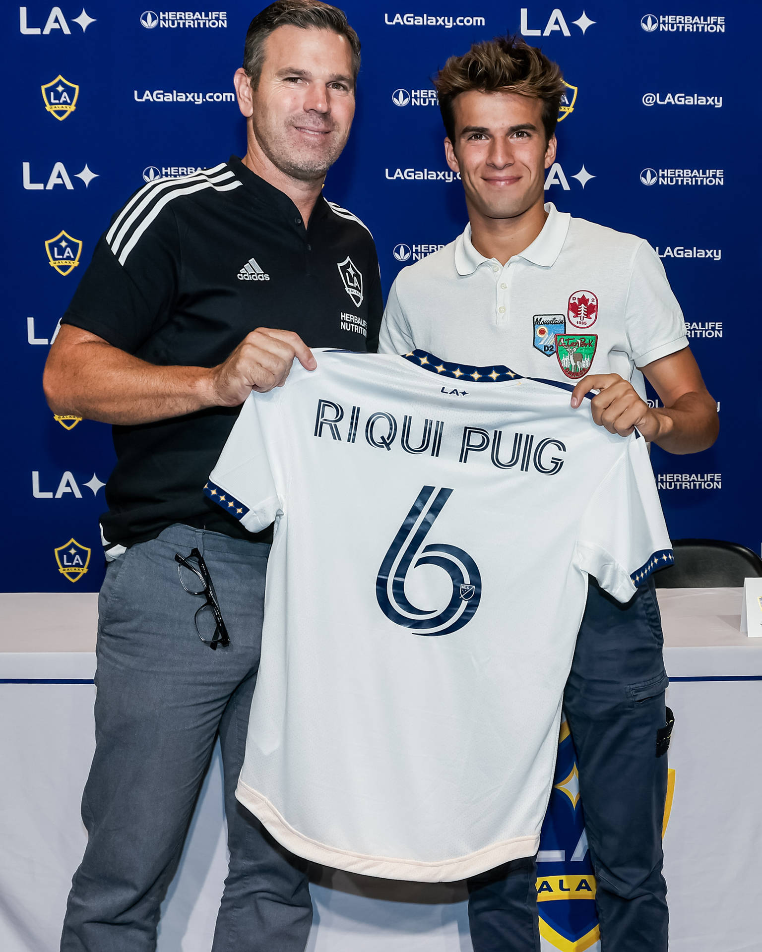 Riqui Puig Pose Football Jersey La Galaxy