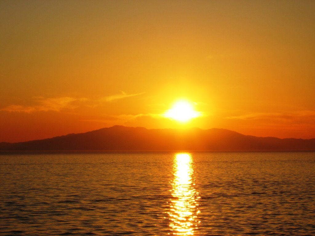 Rising Sun In The Sea Background