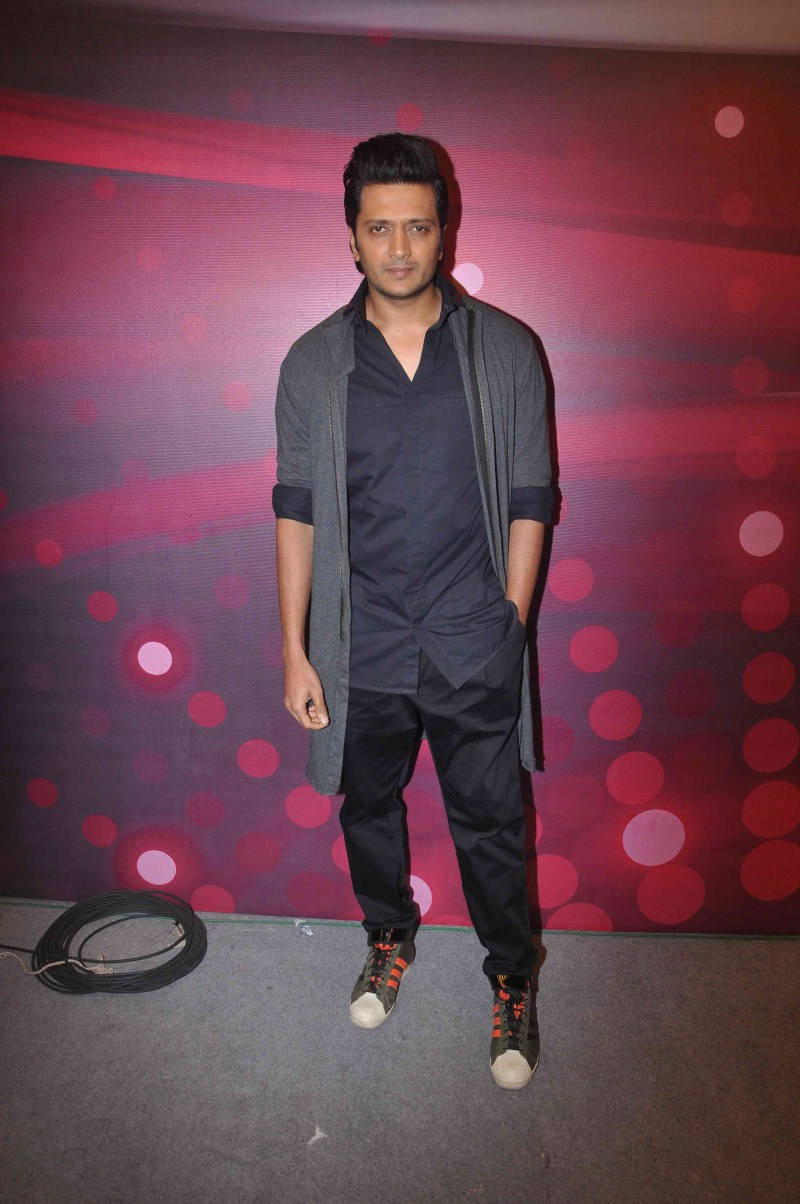 Riteish Deshmukh In Simple Black Outfit Background