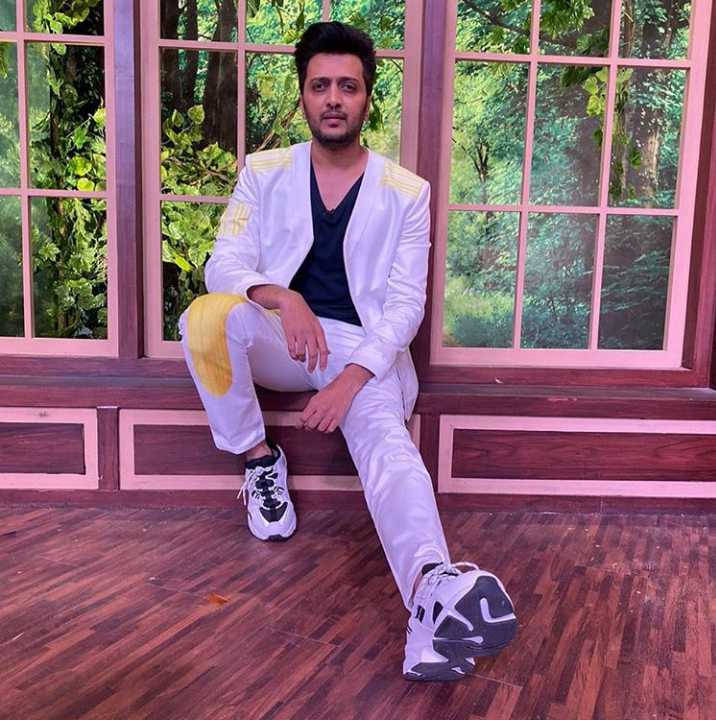 Riteish Deshmukh White Outfit Cool Sneakers Background