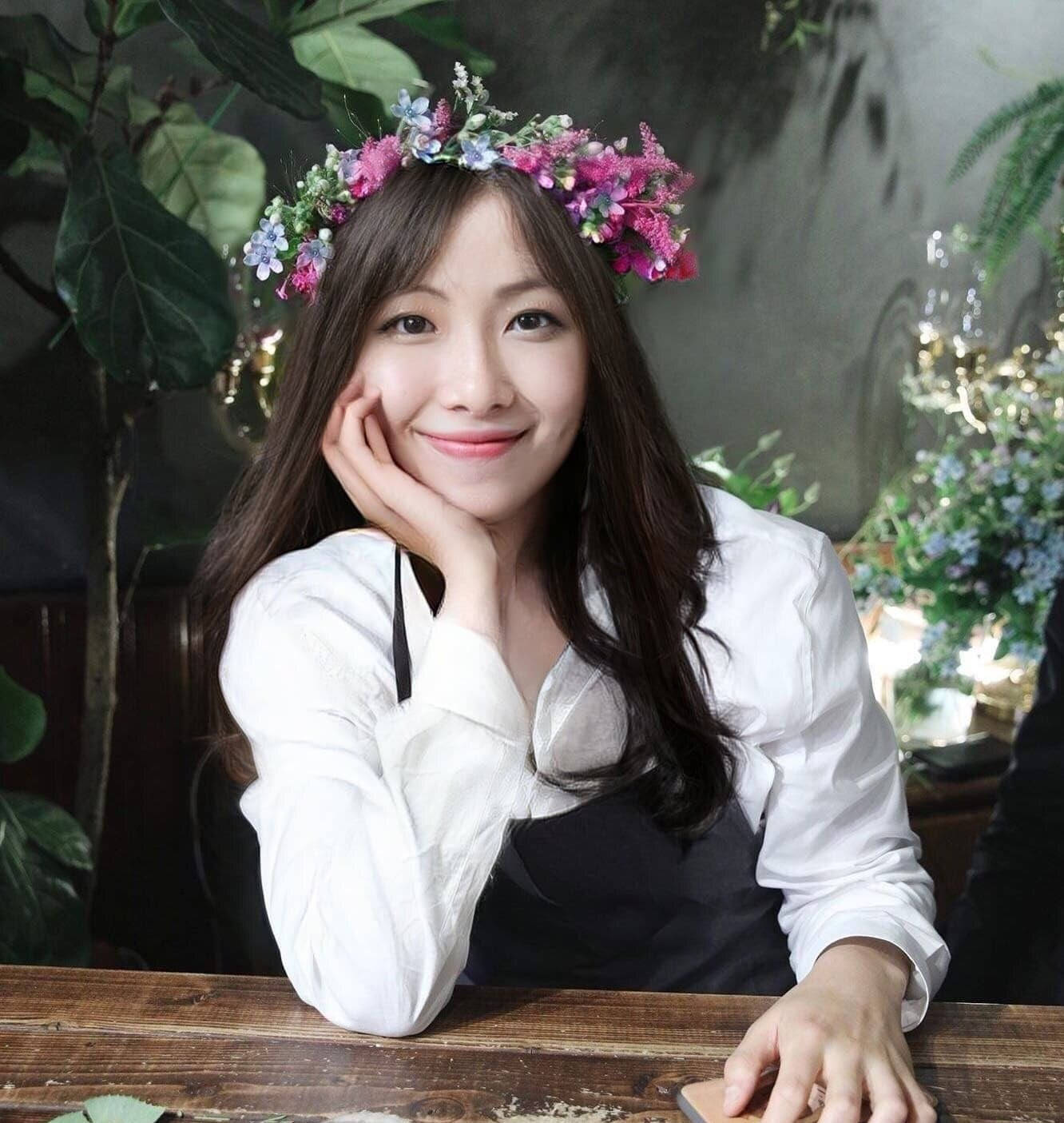 Rm Bts Girls Wearing Flower Crown Background