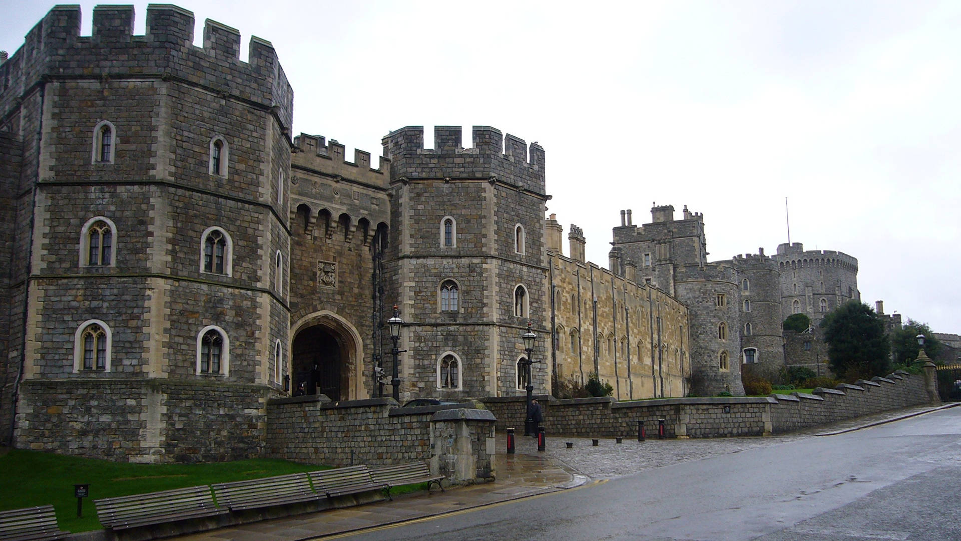 Road Along Windsor Castle Desktop Background