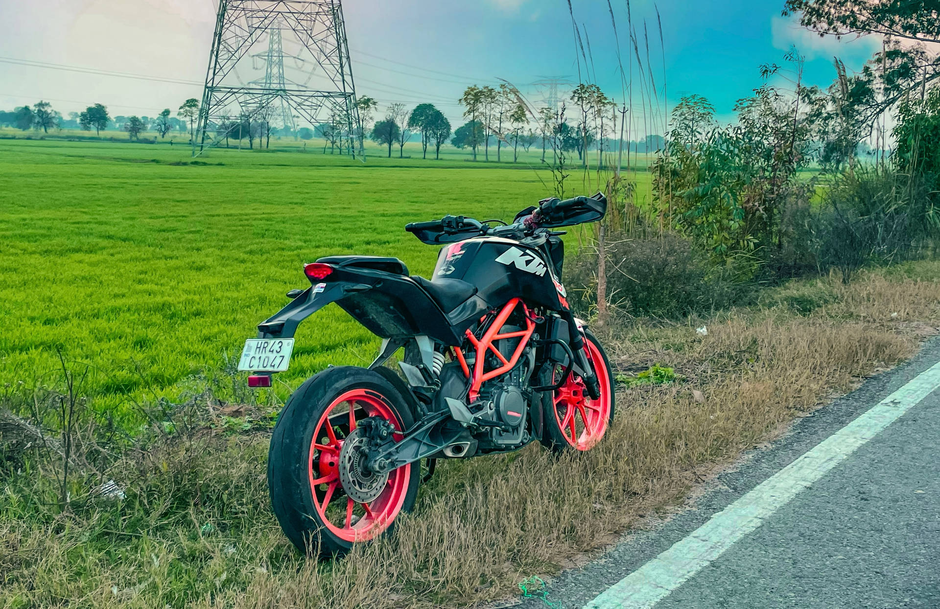 Roadside Ktm Duke 200 Background