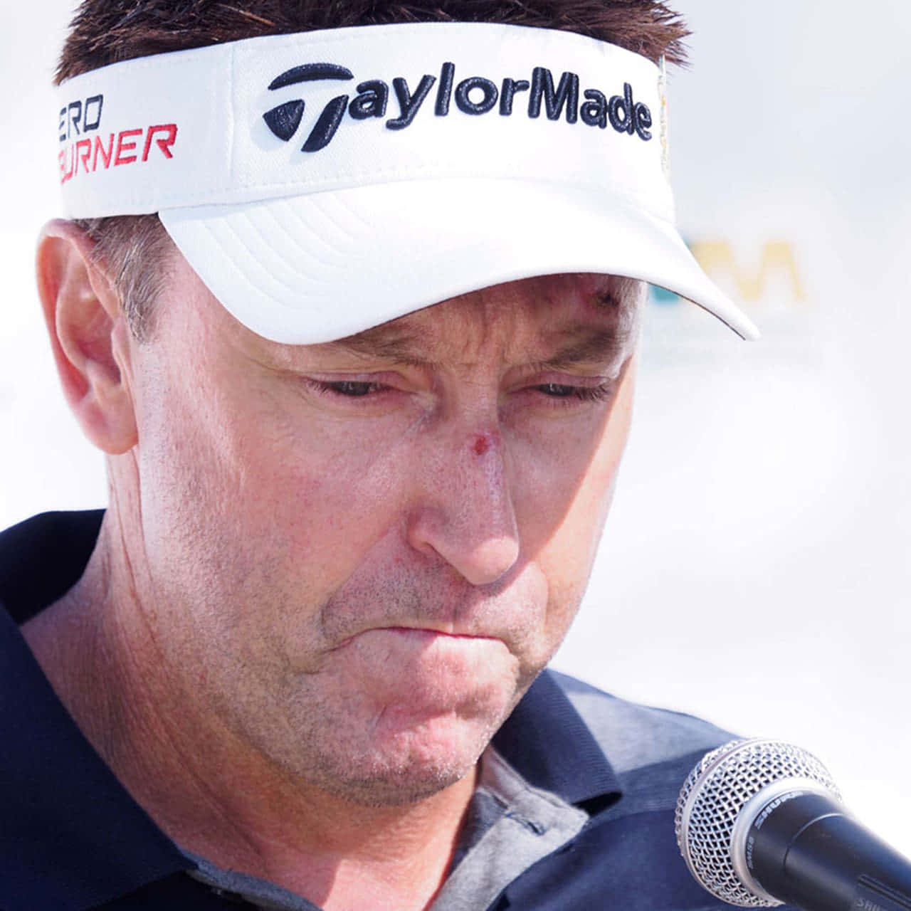 Robert Allenby Disappointed Look Background