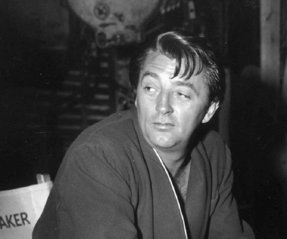 Robert Mitchum Black And White Cool Hair Background