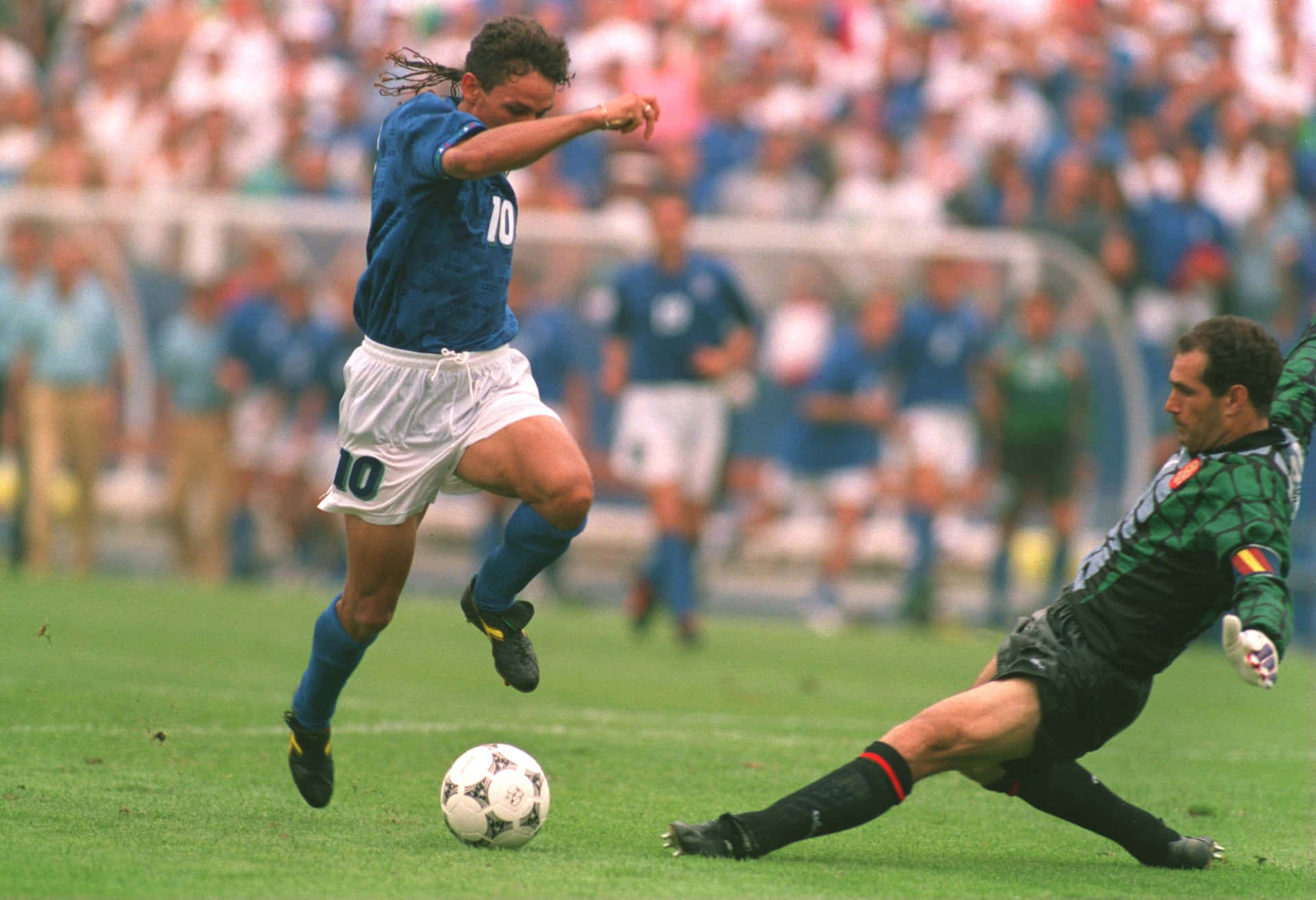 Roberto Baggio Iconic Play Background