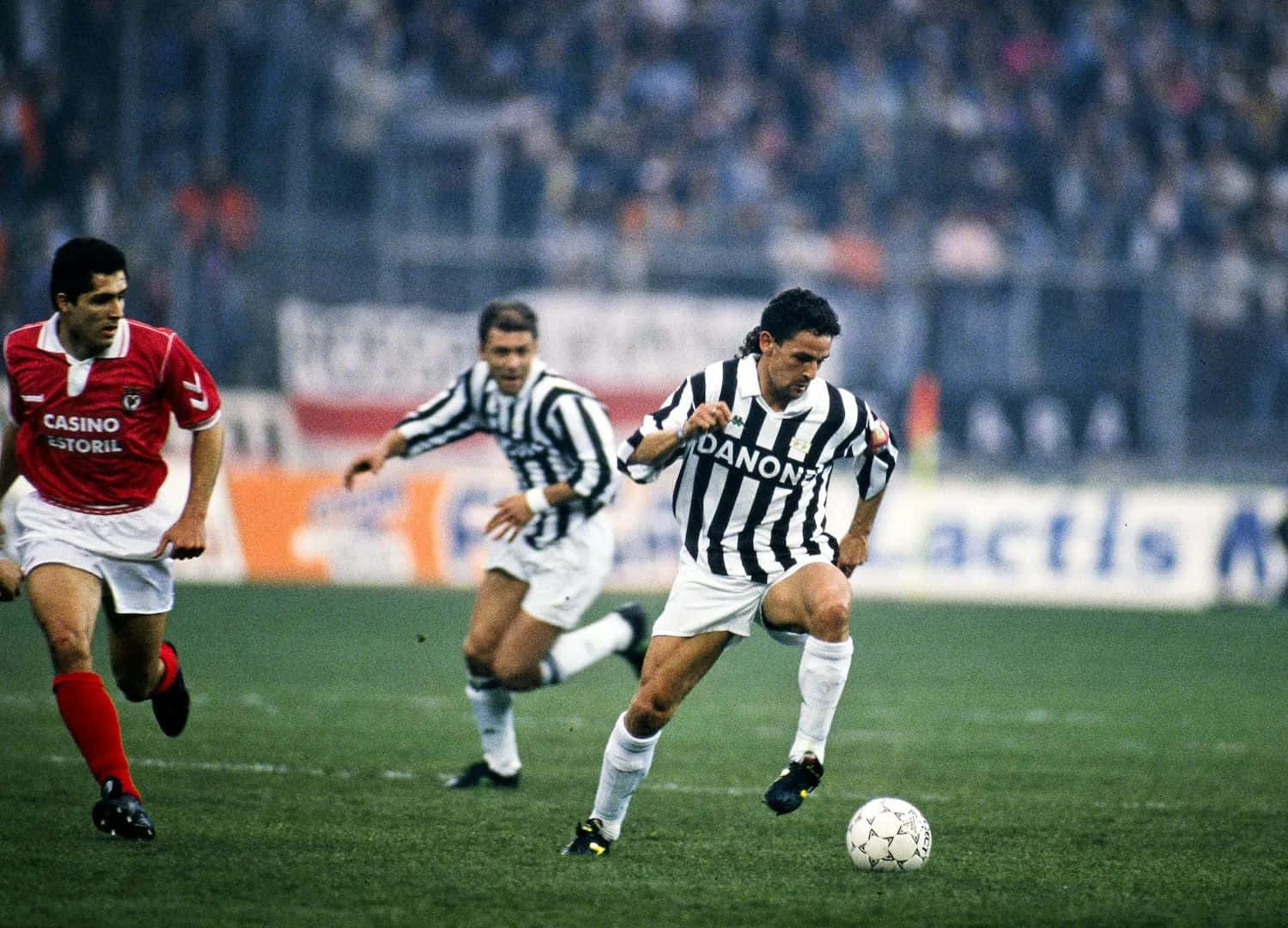 Roberto Baggio Juventus Action Background