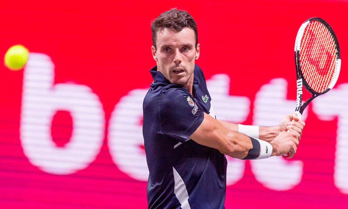 Roberto Bautista Agut Concentrated On Tennis Ball Background