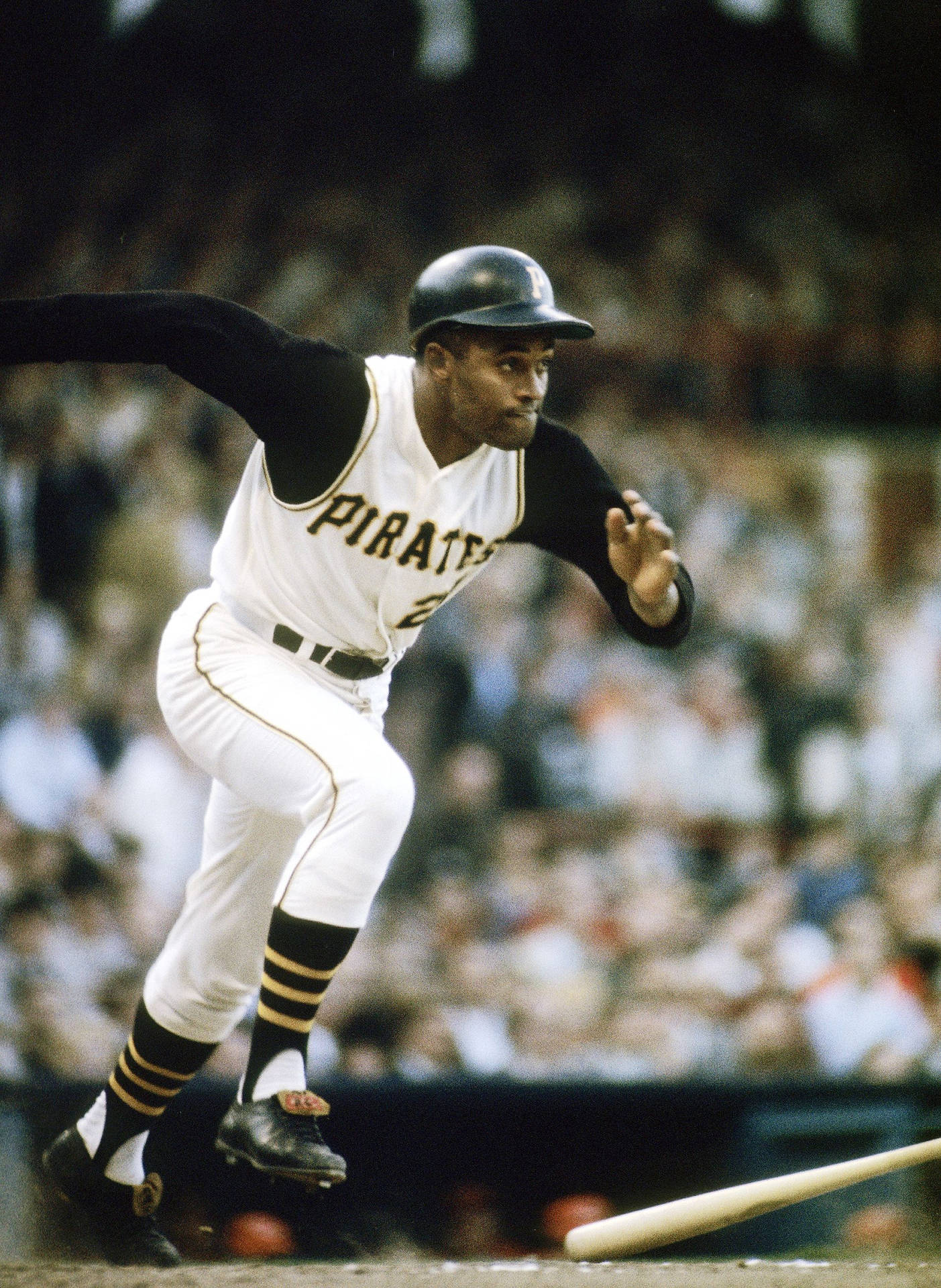Roberto Clemente On The Run Background