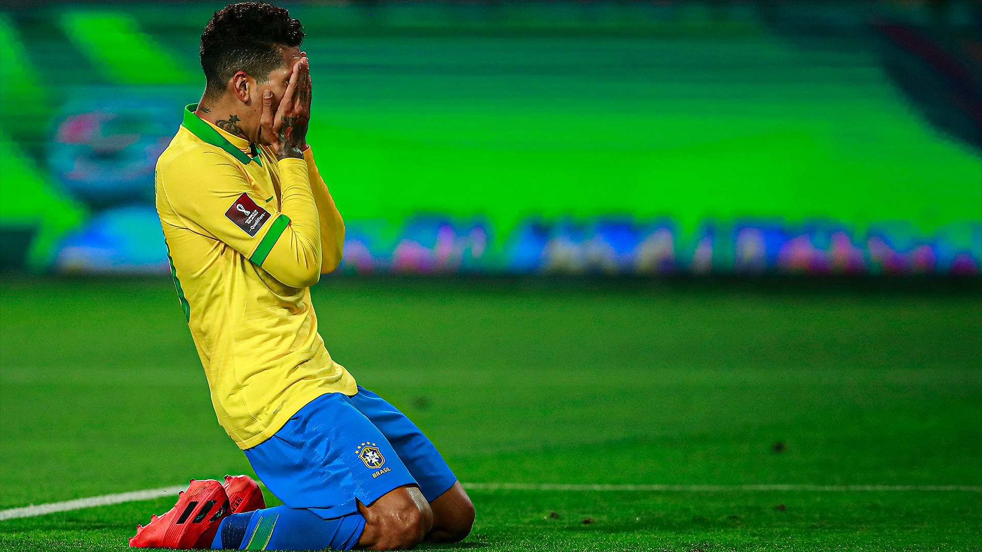 Roberto Firmino Face Hands Kneeling Background