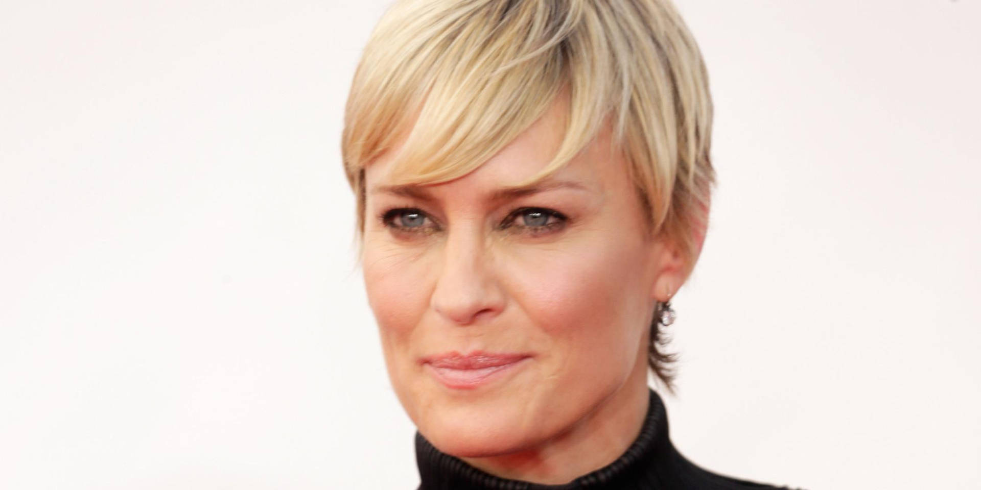 Robin Wright At Emmy Awards Red Carpet 2013 Background