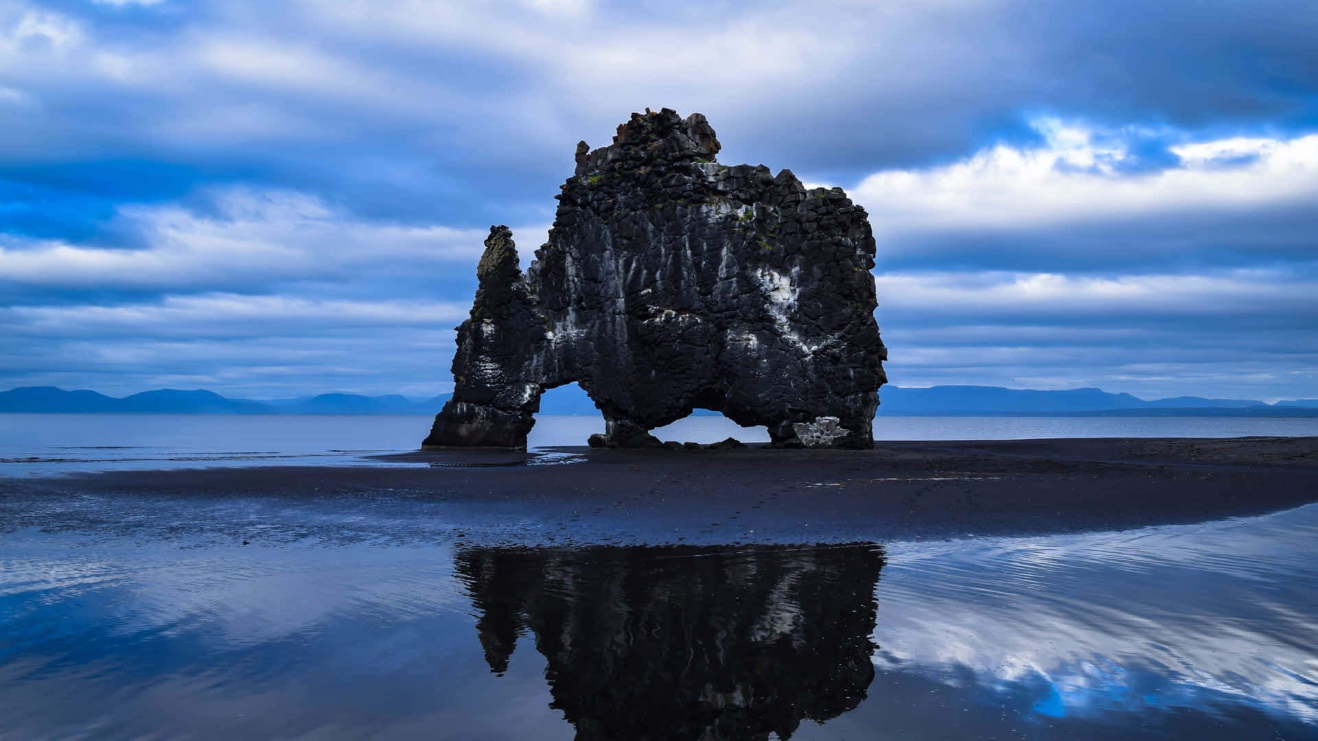 Rock Formation In Iceland Desktop