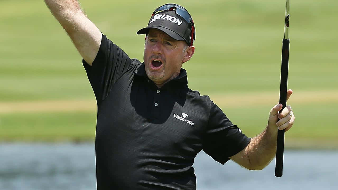 Rod Pampling Cheering Background