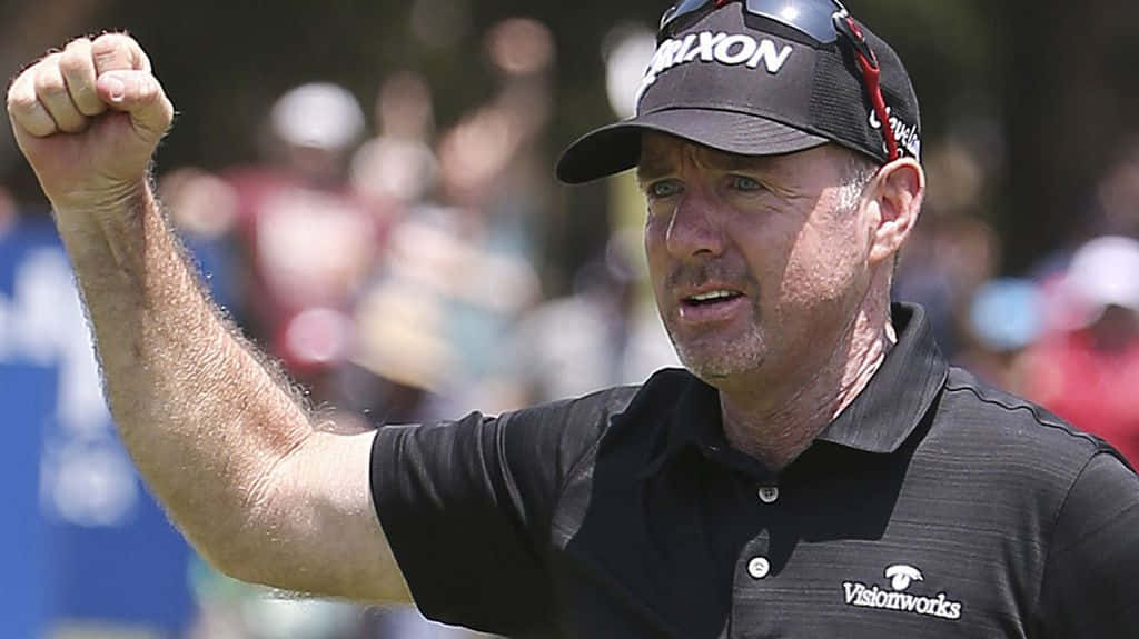 Rod Pampling With Fist Up Background