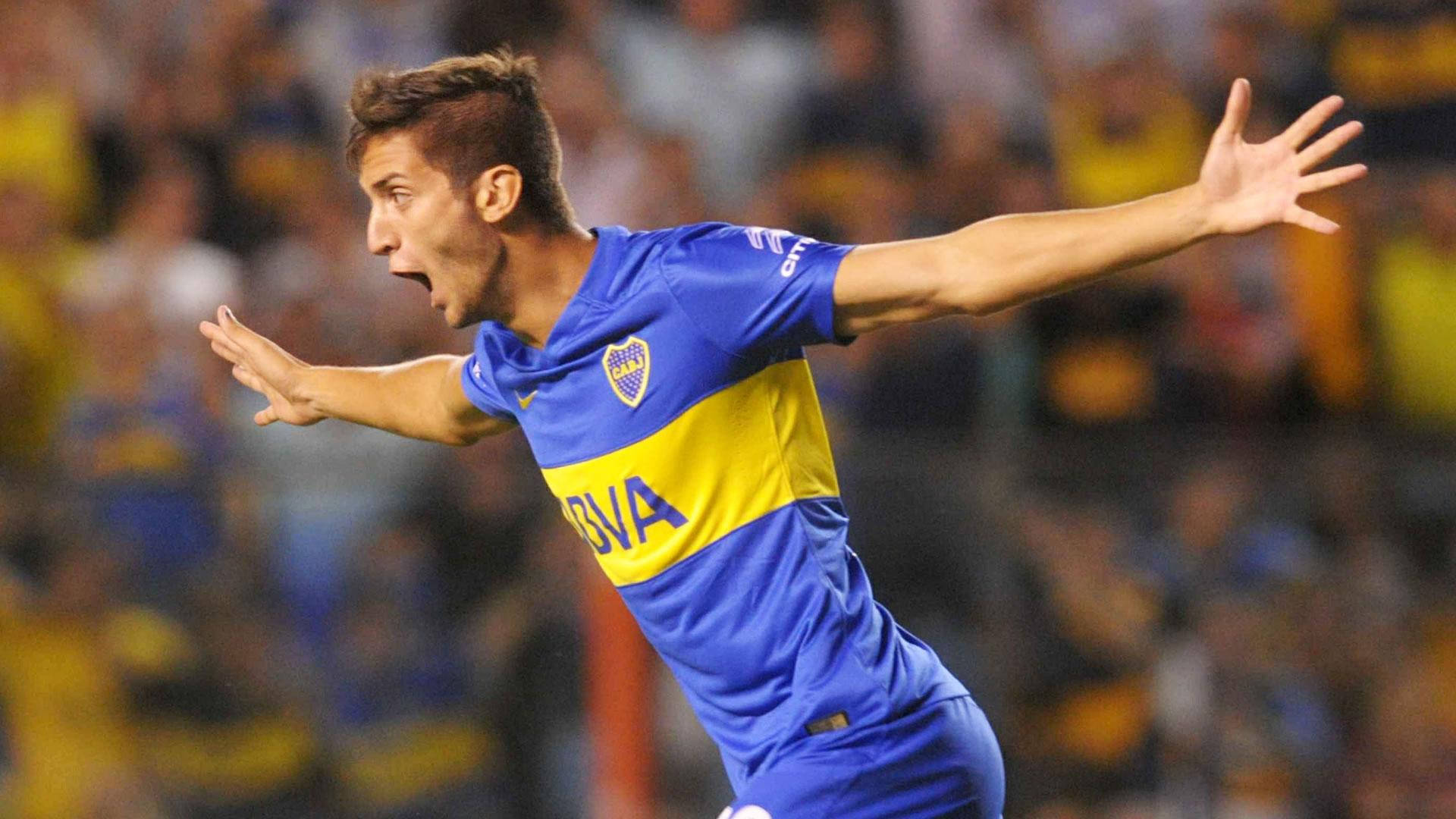 Rodrigo Bentancur Open Arms Side View Background