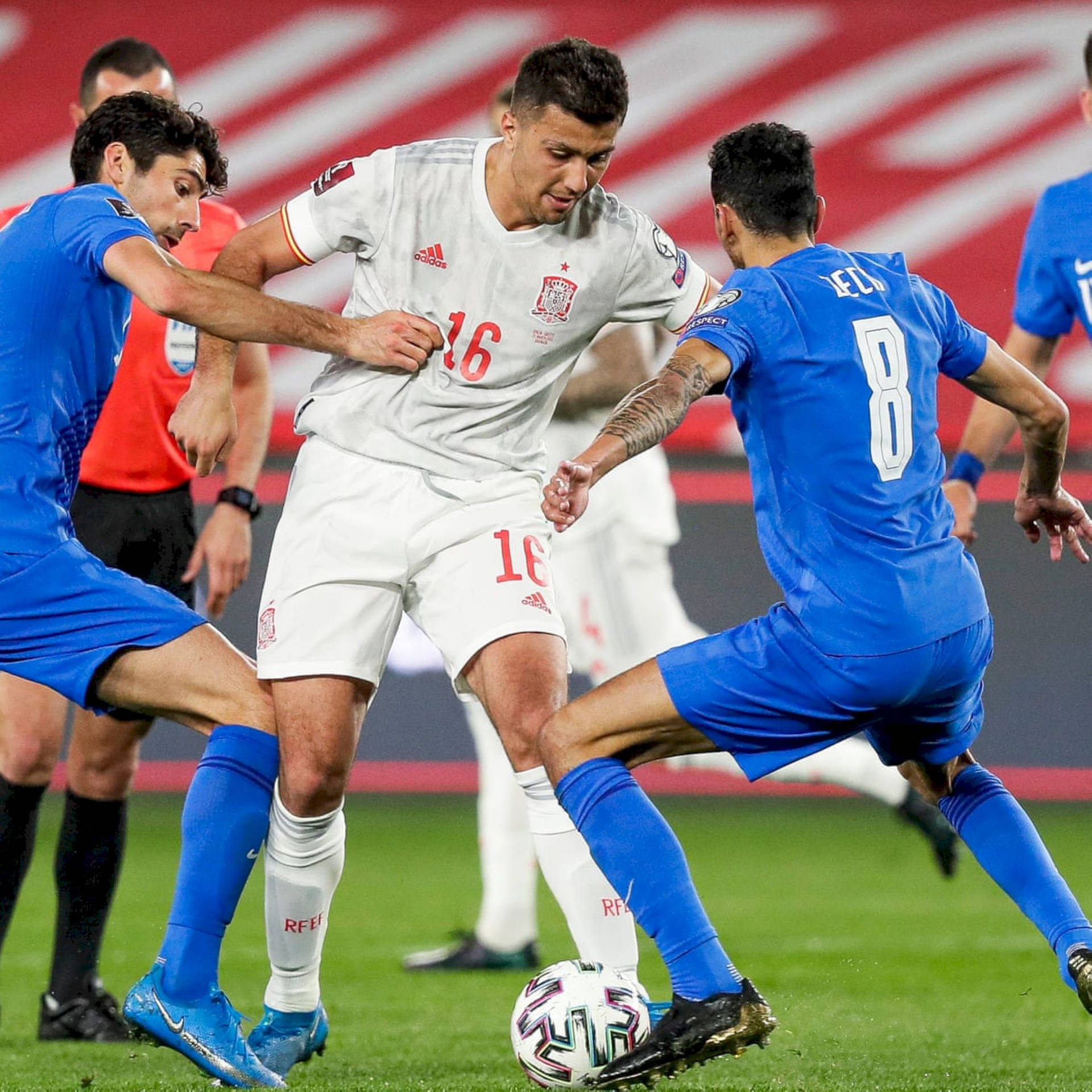 Rodrigo Hernández Cascante Surrounded By Opponents