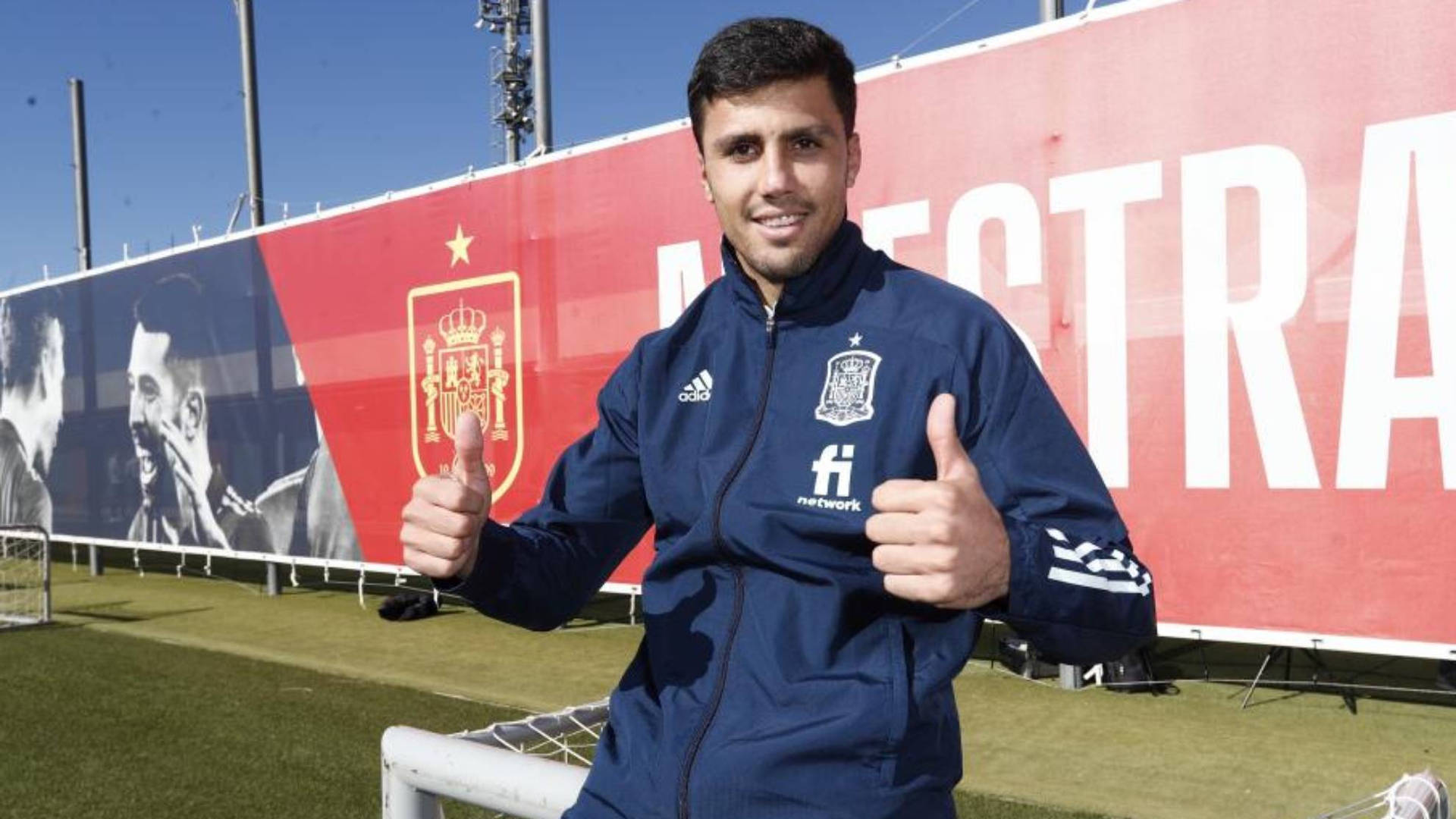 Rodrigo Hernández Cascante Thumbs Up