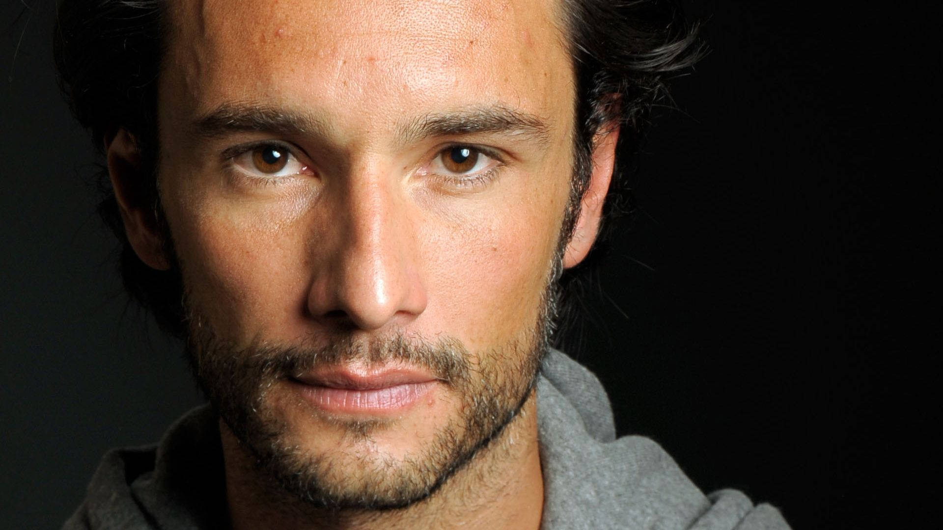 Rodrigo Santoro - Handsome Charm With Sparkling Brown Eyes Background