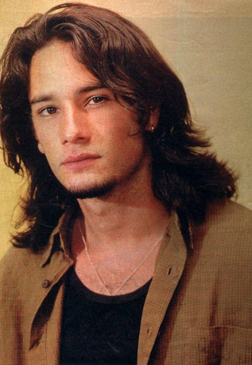 Rodrigo Santoro Looking Like Keanu Reeves Background