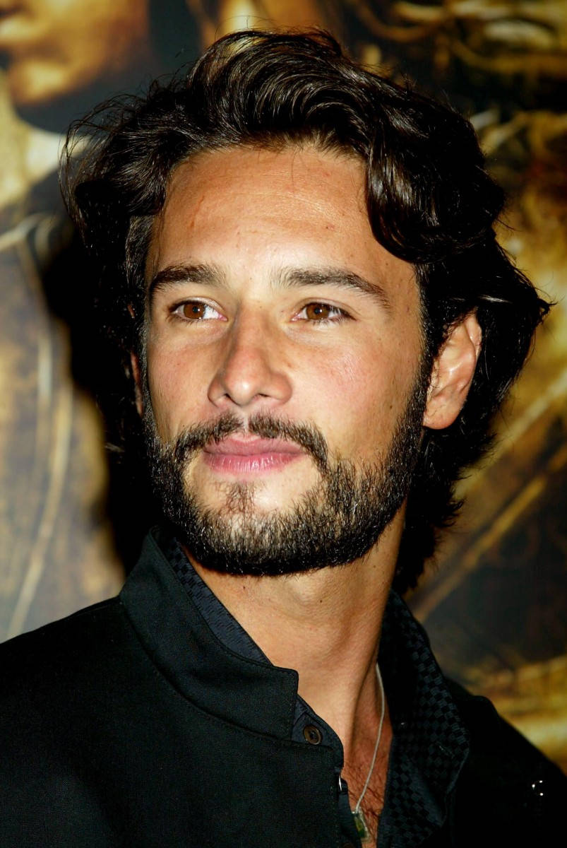 Rodrigo Santoro Wavy Hair Background