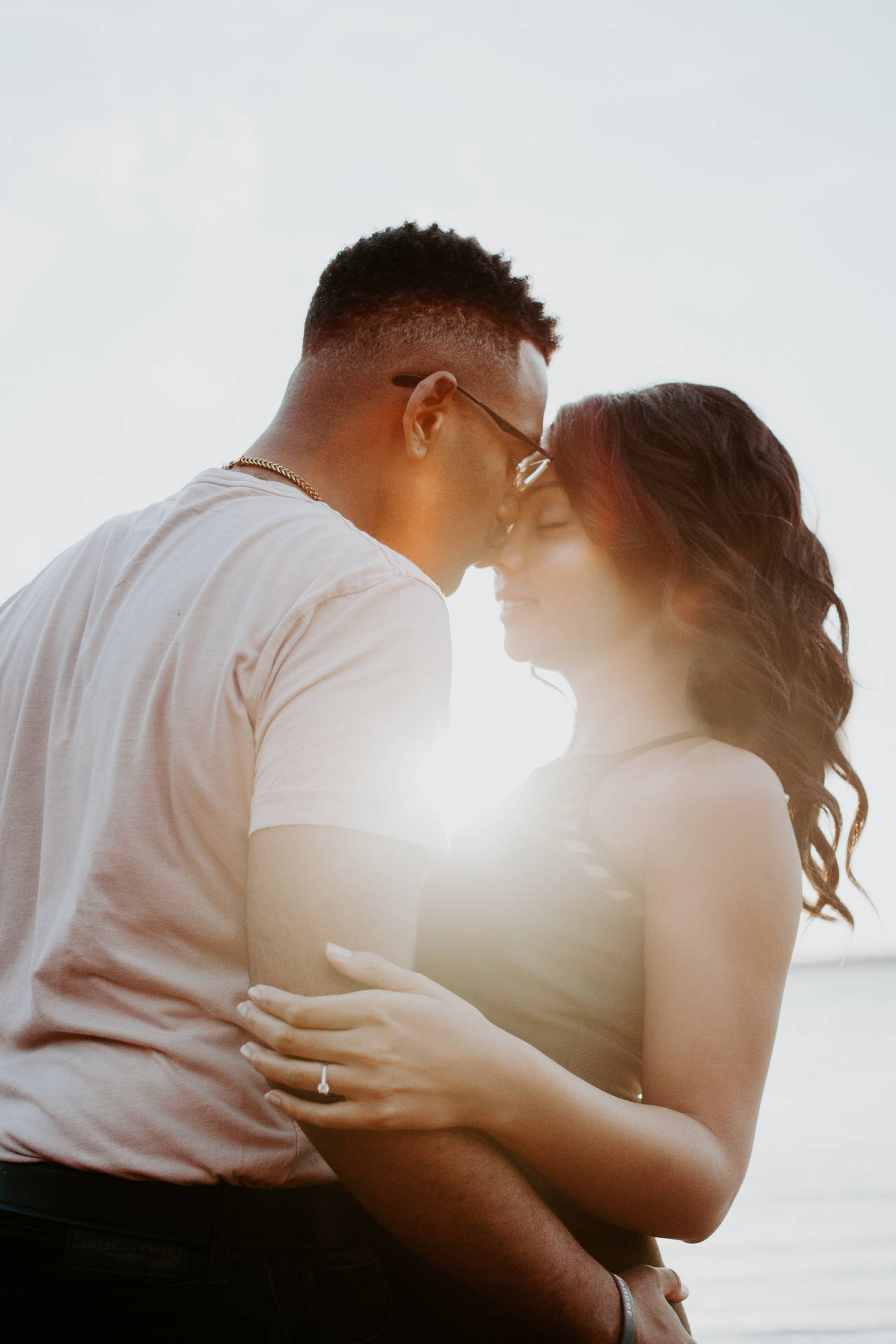 Romantic Couple Intimate Sunlight Kiss Background