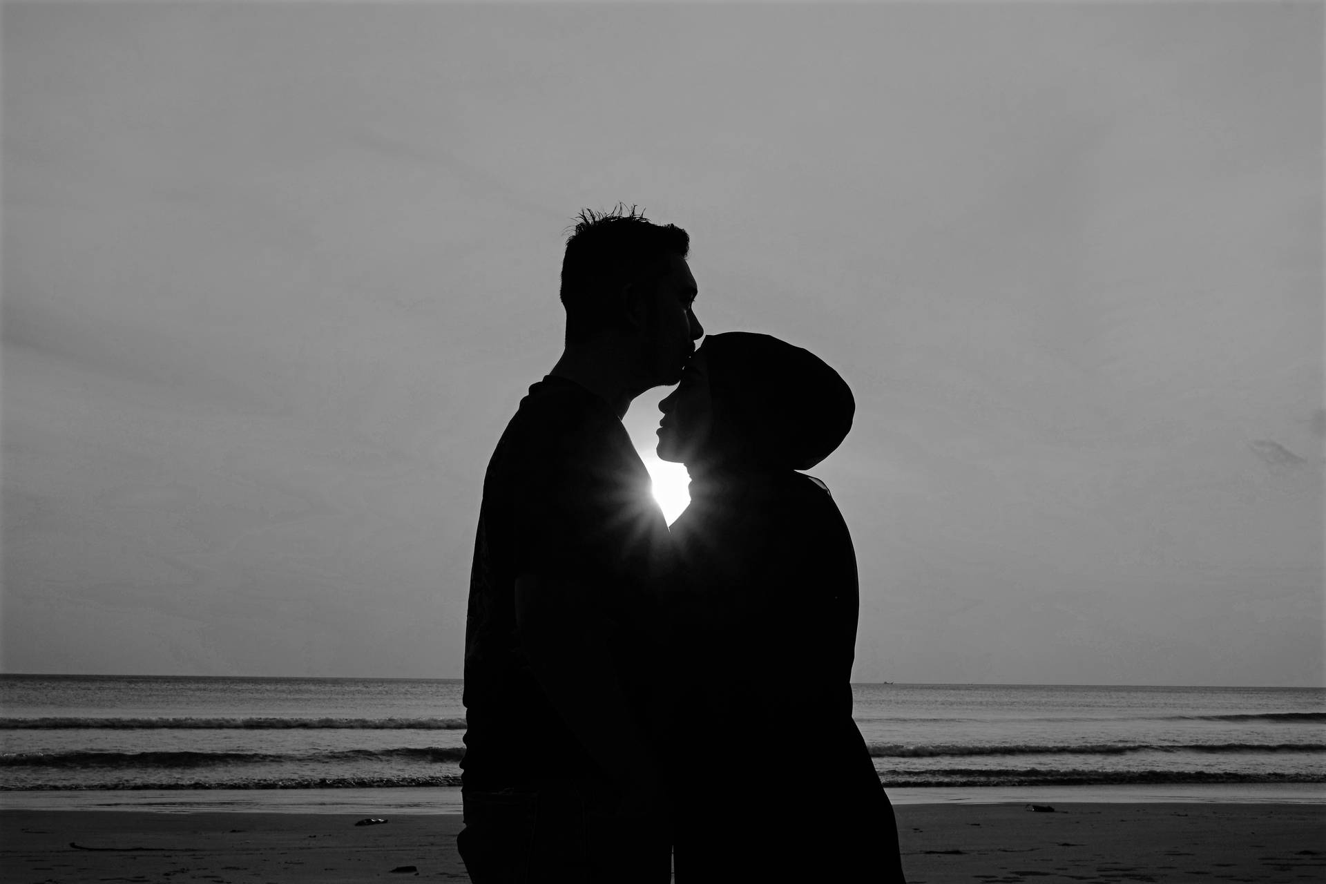 Romantic Couple Ocean Kiss Silhouette Background