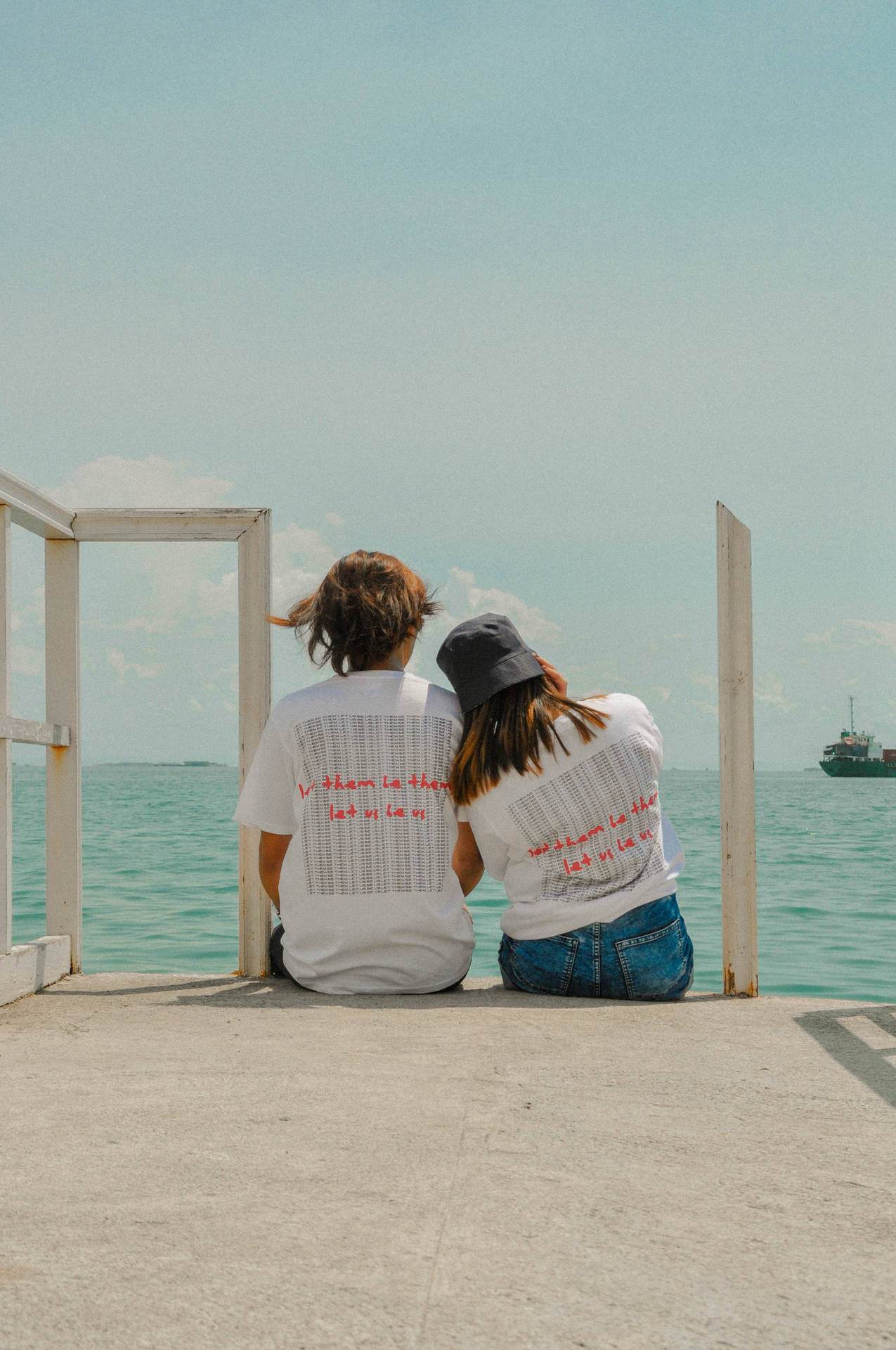 Romantic Couple On Dock Aesthetic Lockscreen Background