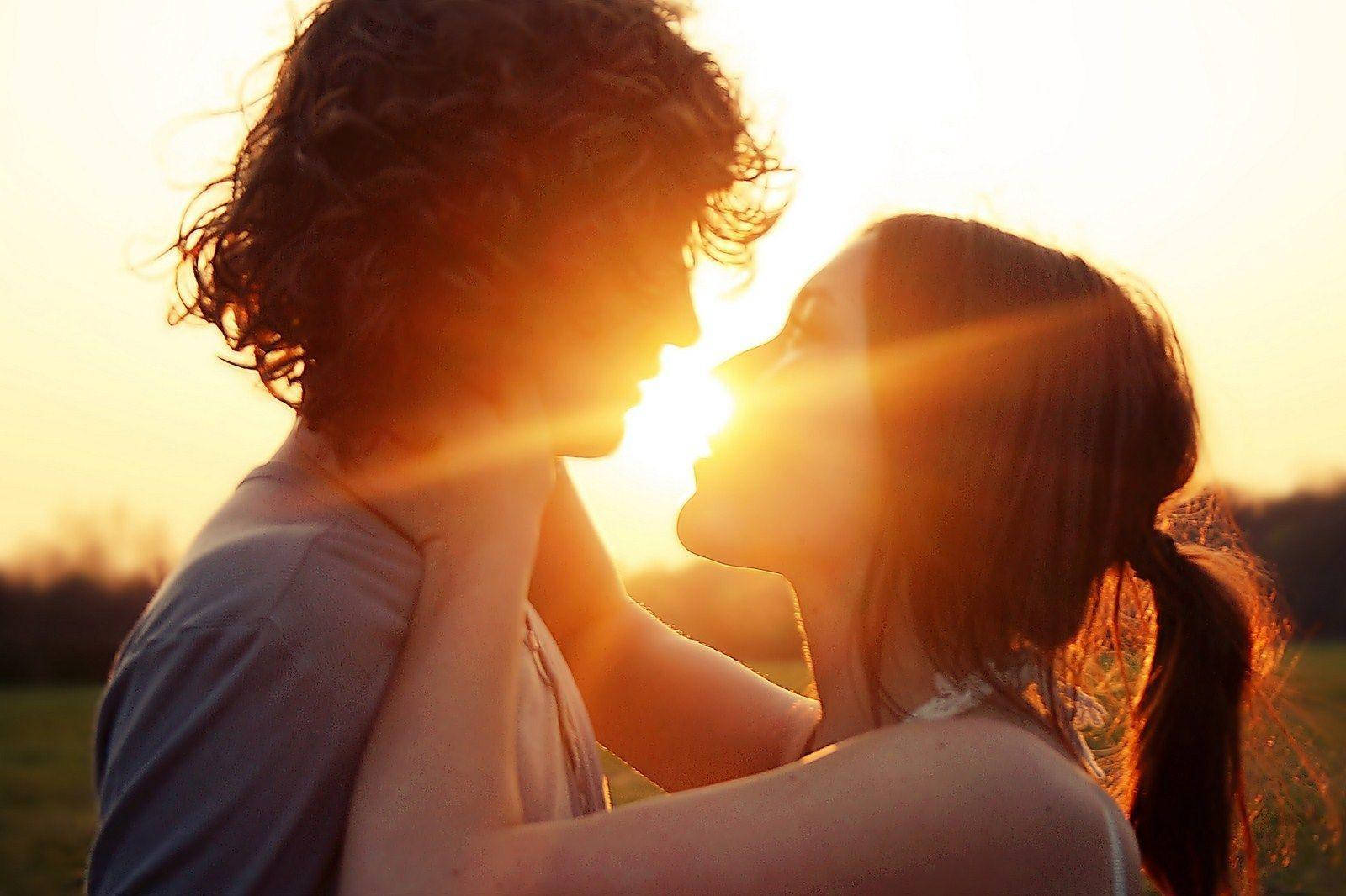 Romantic Couples In The Sun Background