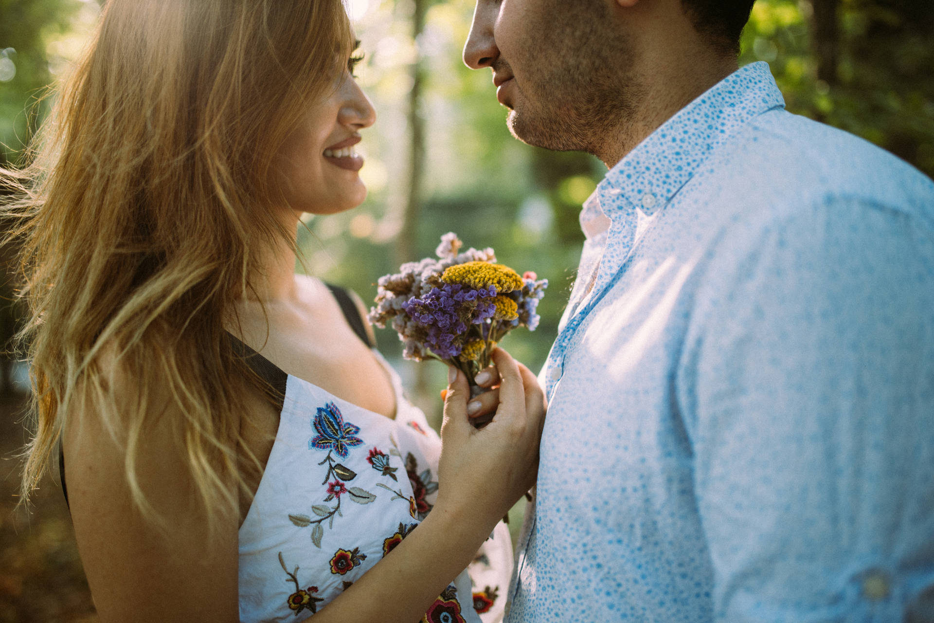 Romantic Love Flowers Man And Woman Background