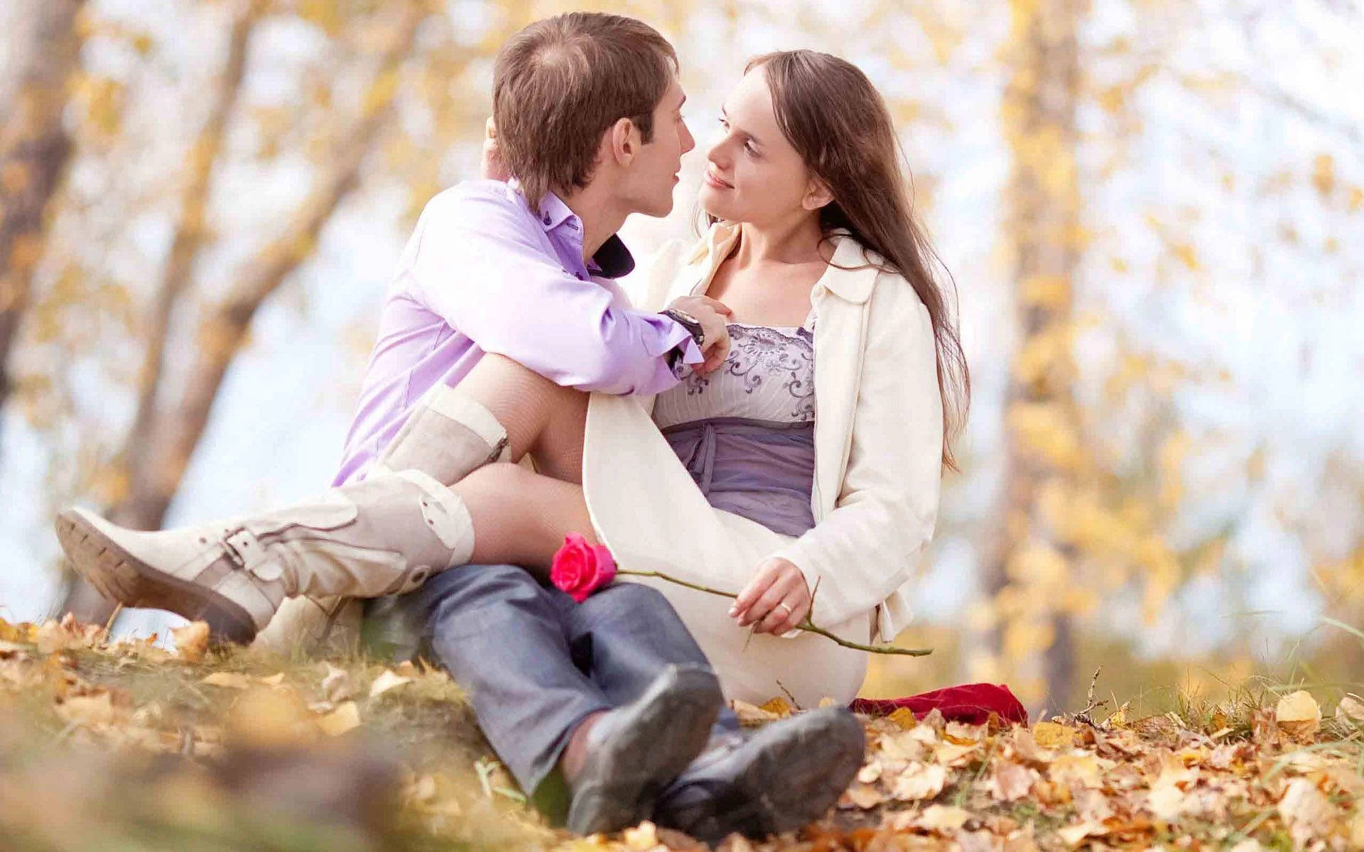 Romantic Love In Fall Season Background
