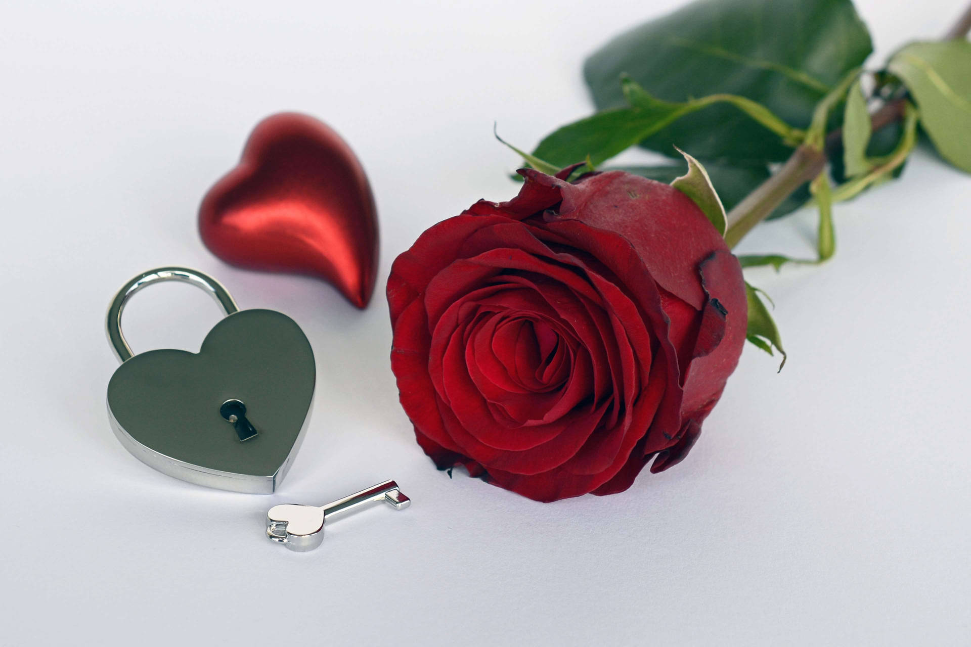 Romantic Rose And Heart-shaped Lock Background