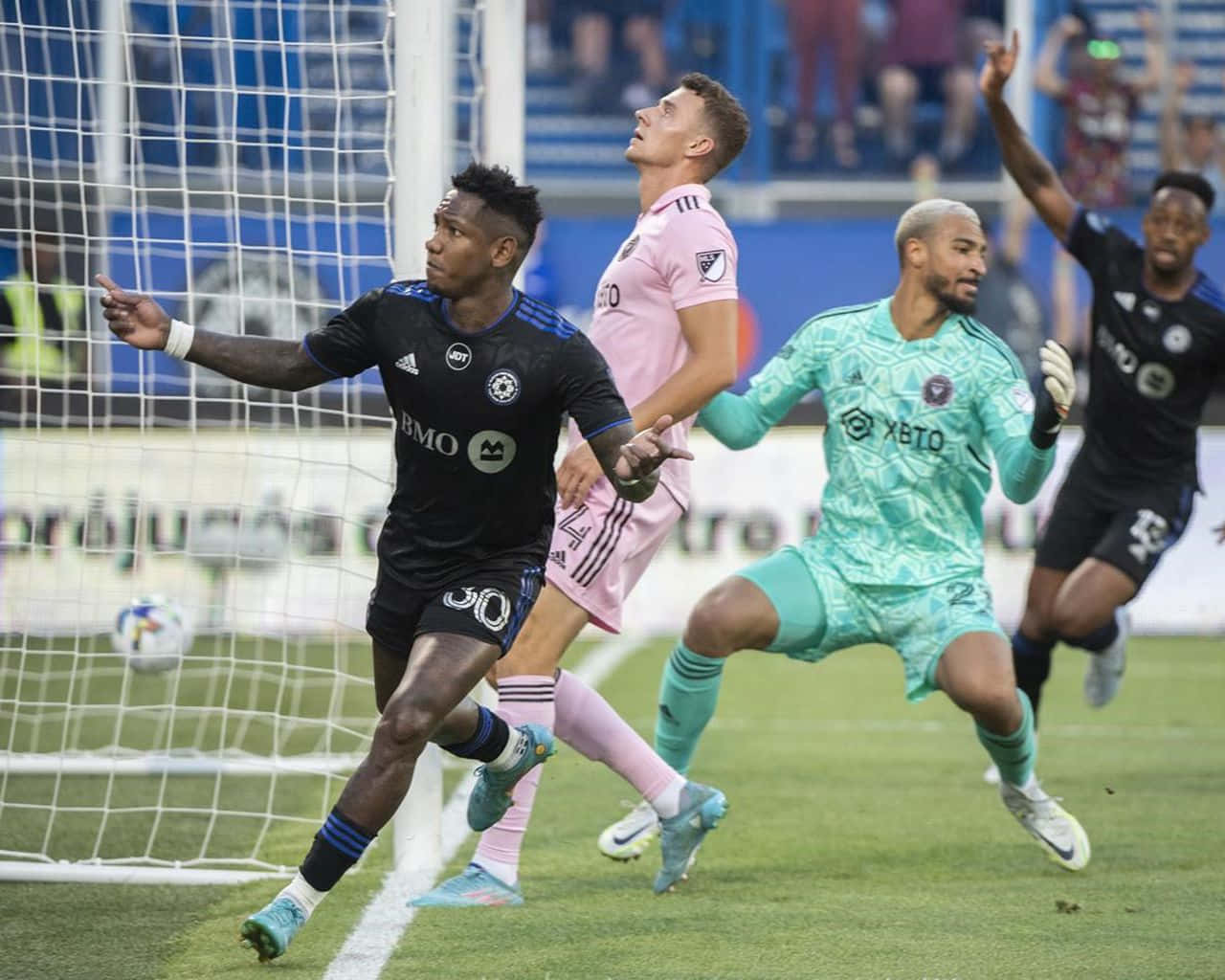 Romell Quioto As A Forward In Cf Montréal Background