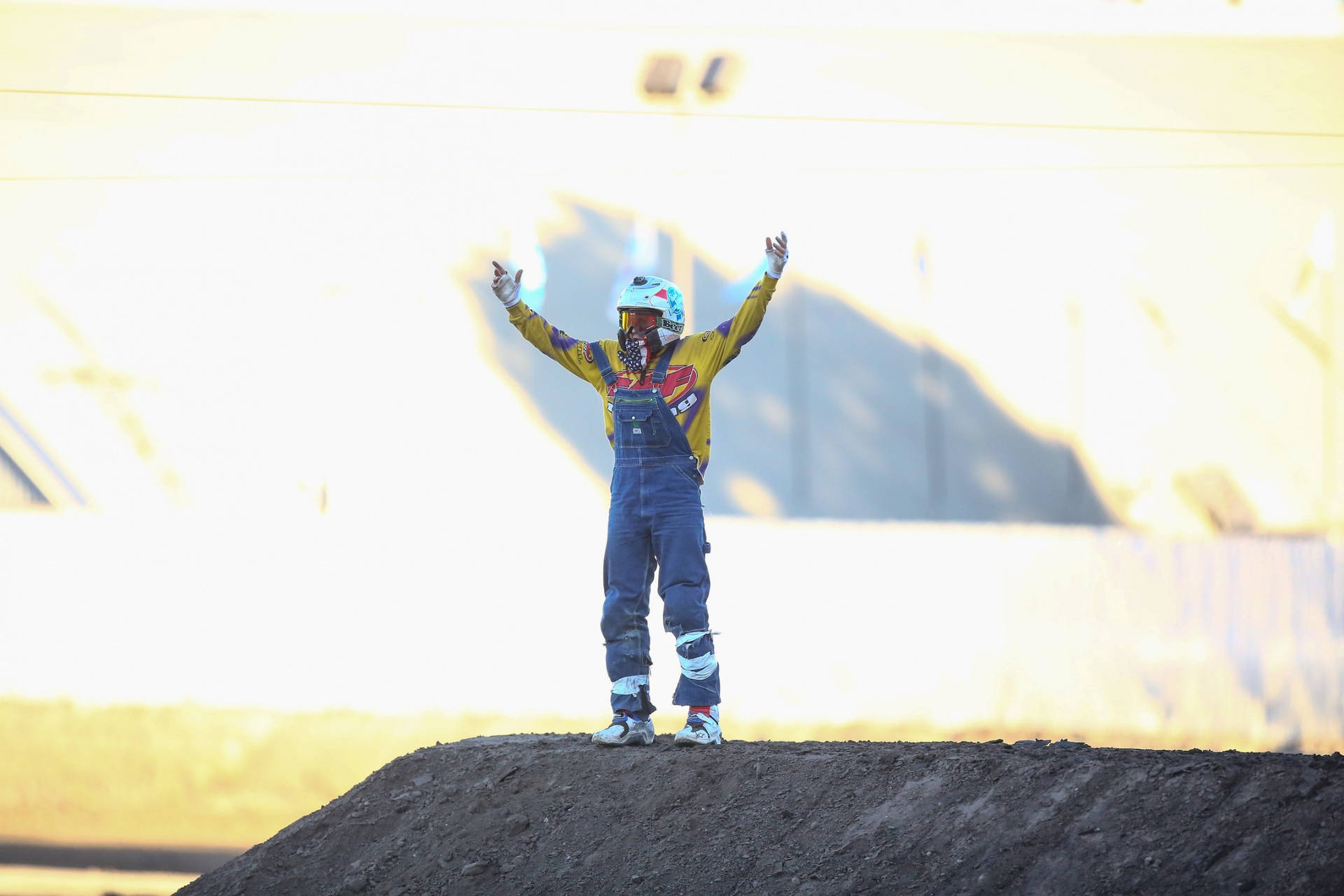 Ronnie Mac Arms Up Background