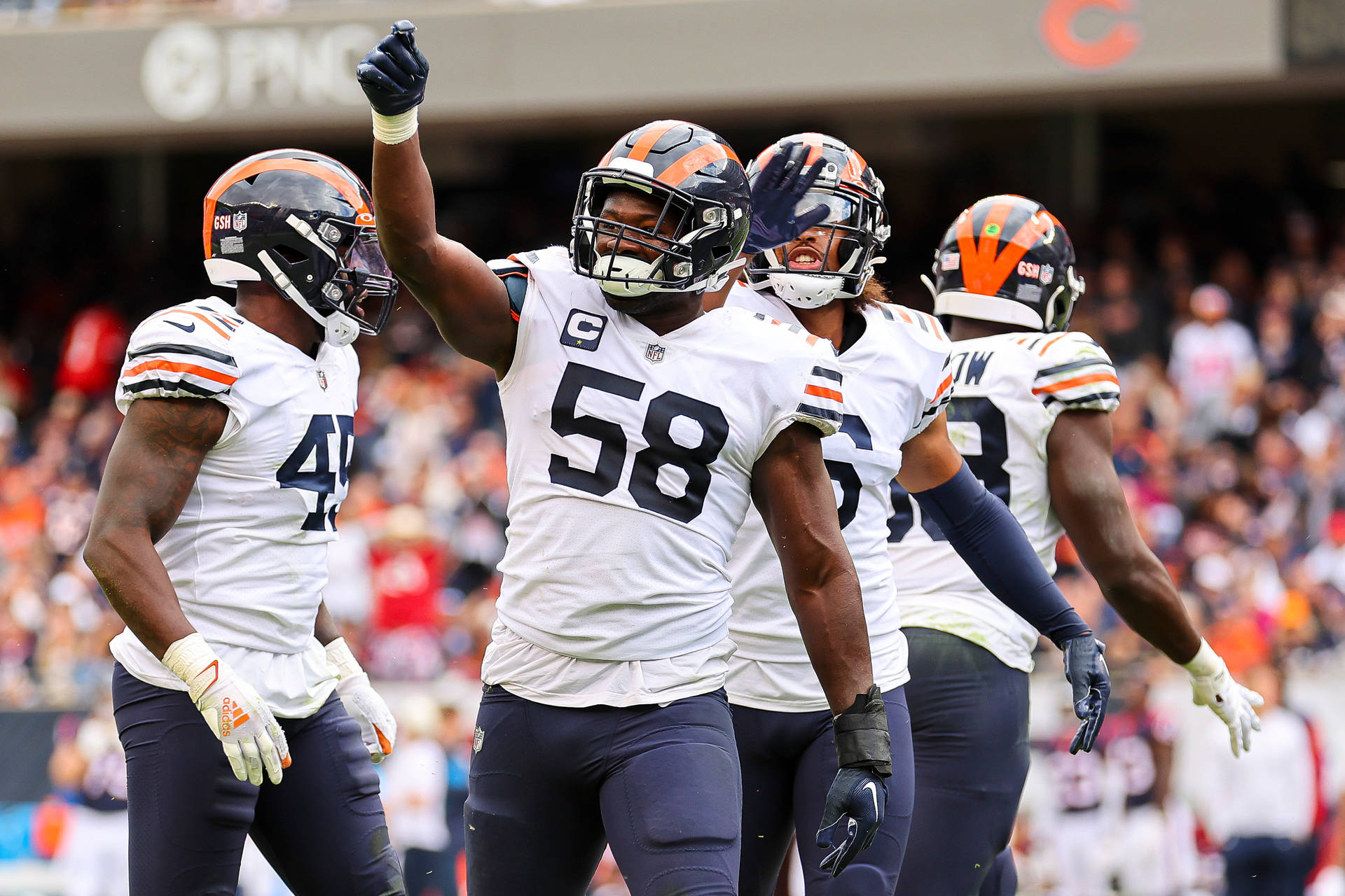 Roquan Smith Cheering With Teammates Background