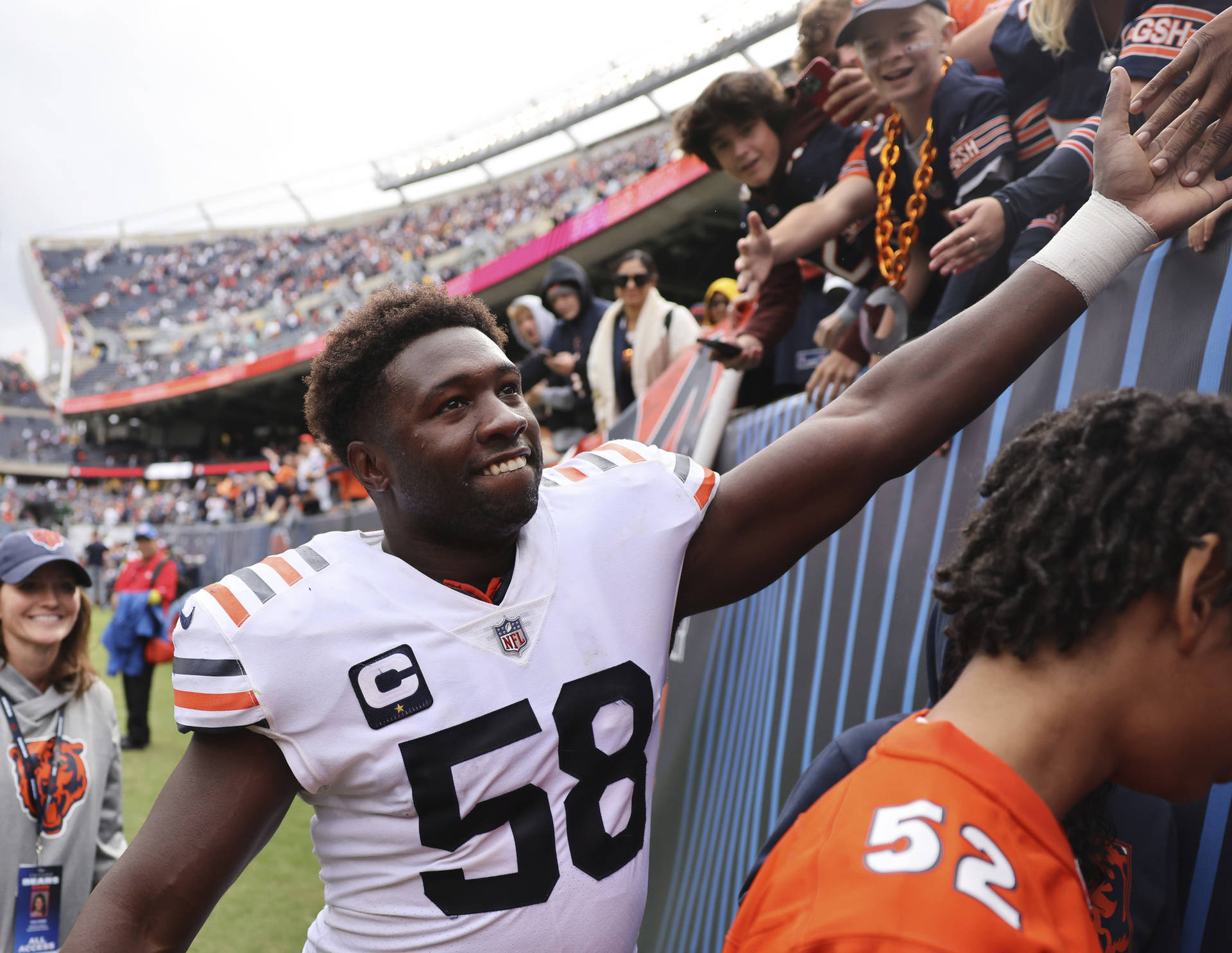 Roquan Smith Greeting Fans Background