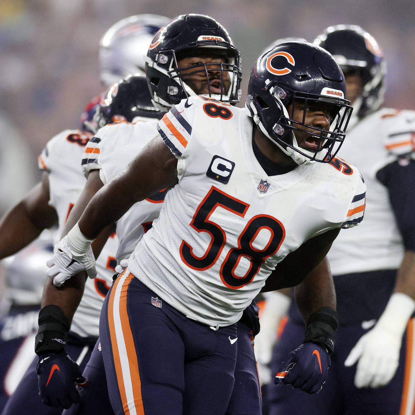 Roquan Smith Playing With Teammates Background