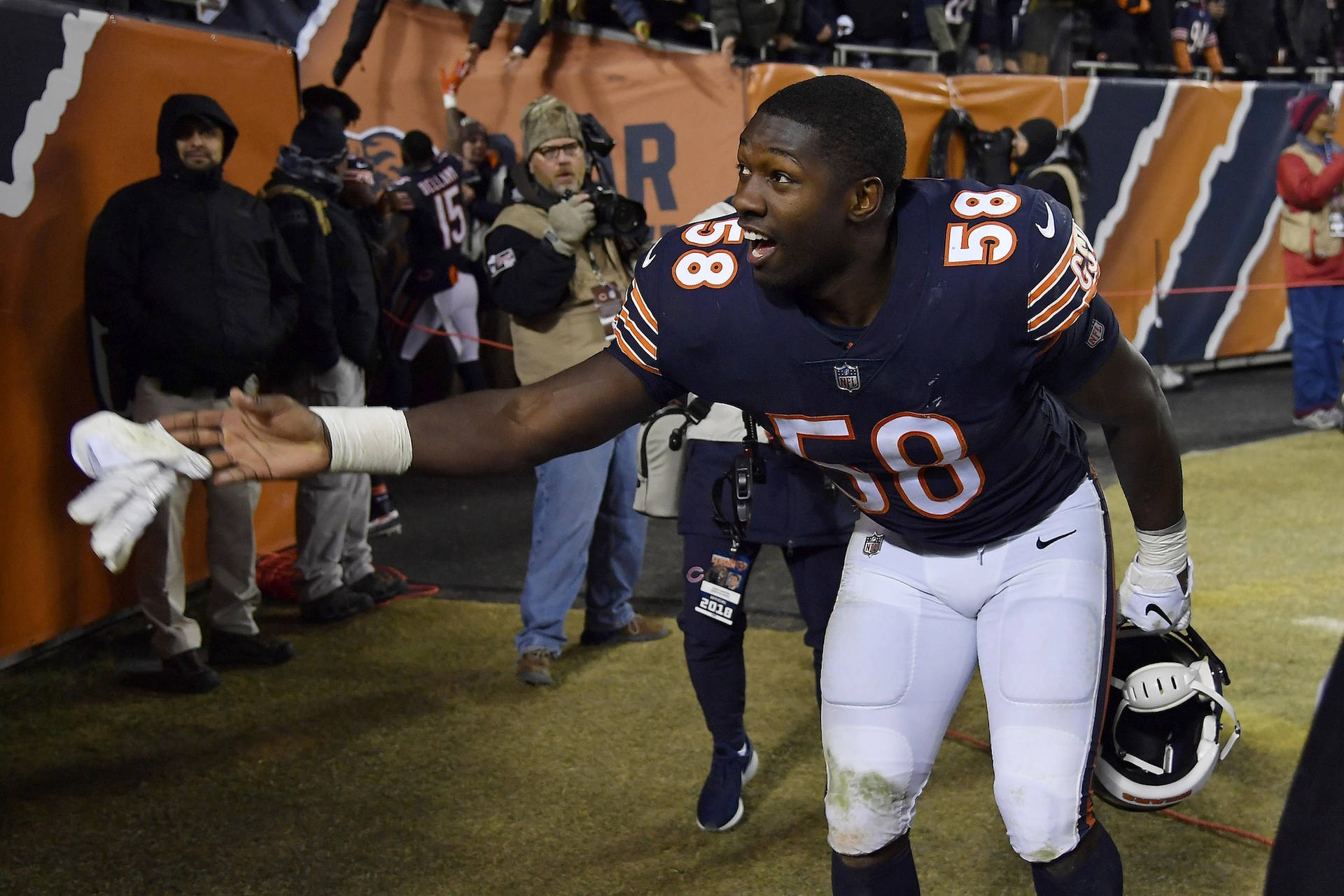 Roquan Smith Reaching Out Background