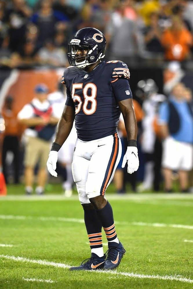 Roquan Smith Standing In A Field Background