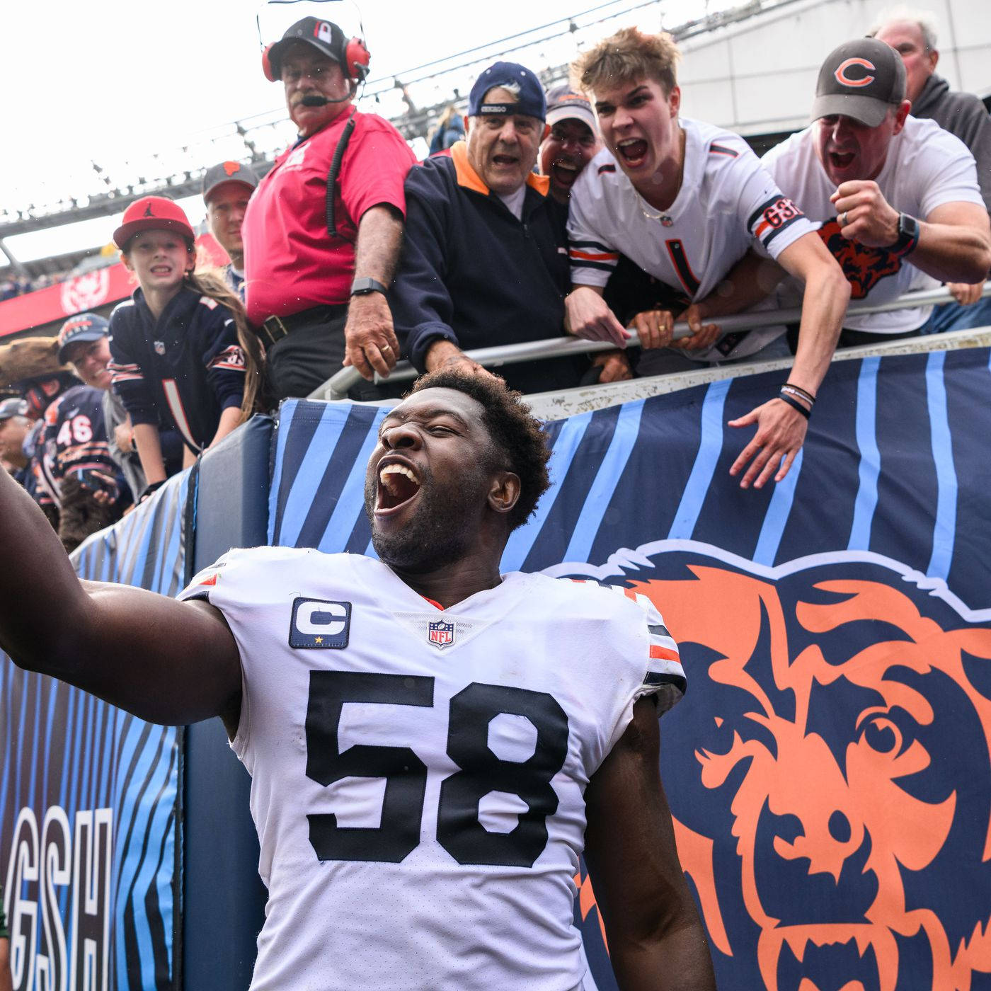 Roquan Smith Taking Pictures With Fans