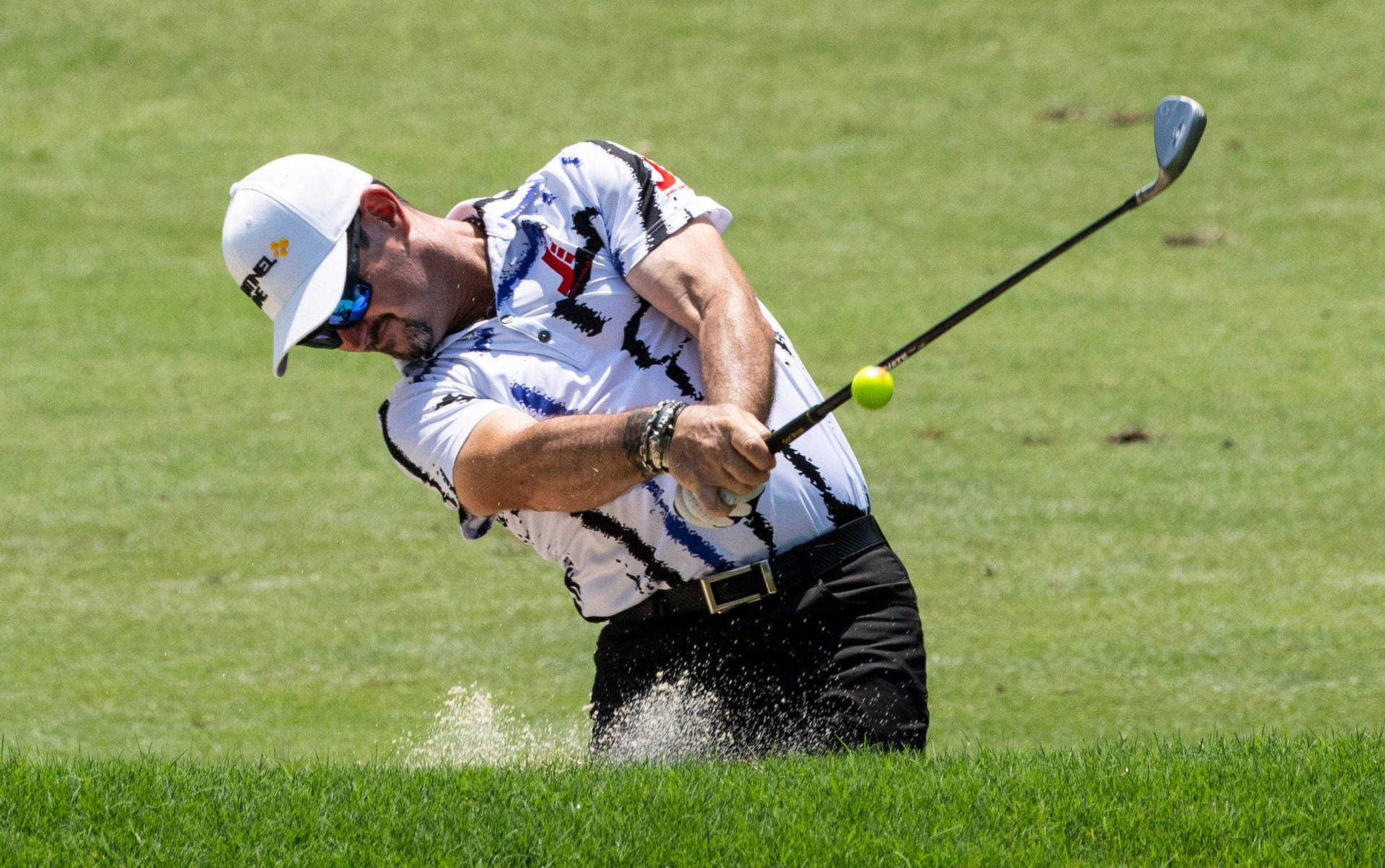 Rory Sabbatini Hitting Golf Ball Background