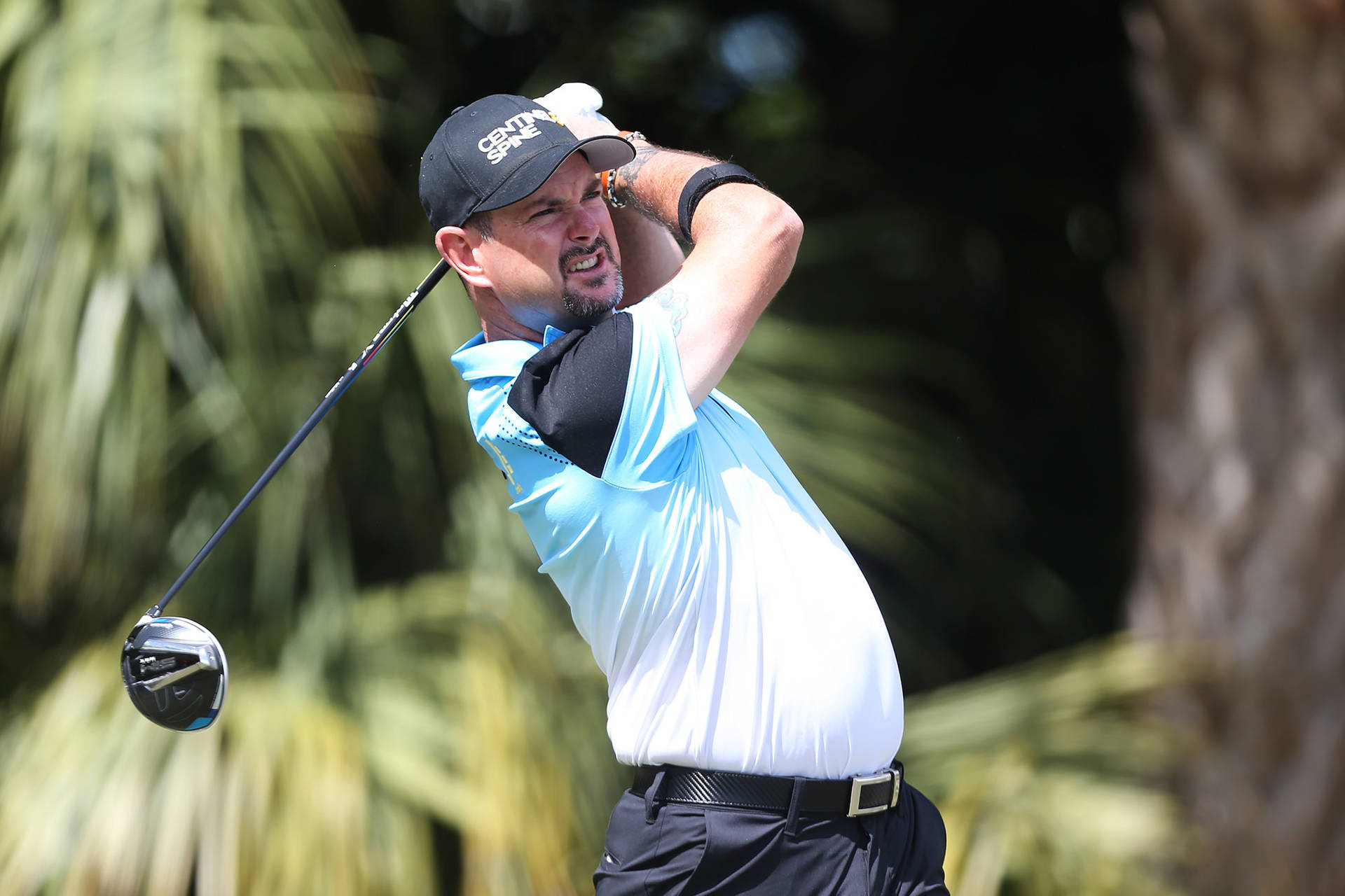 Rory Sabbatini Wearing Black Cap Background