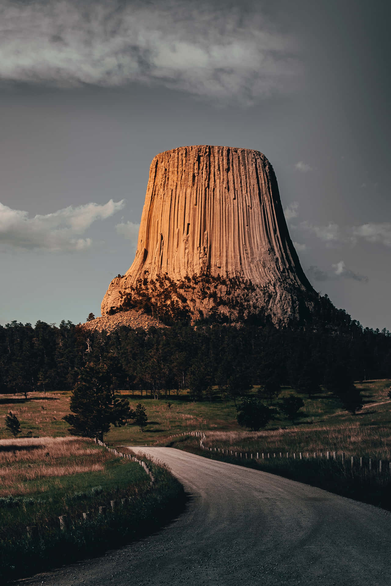 Round Mountain Nature Scenes Background