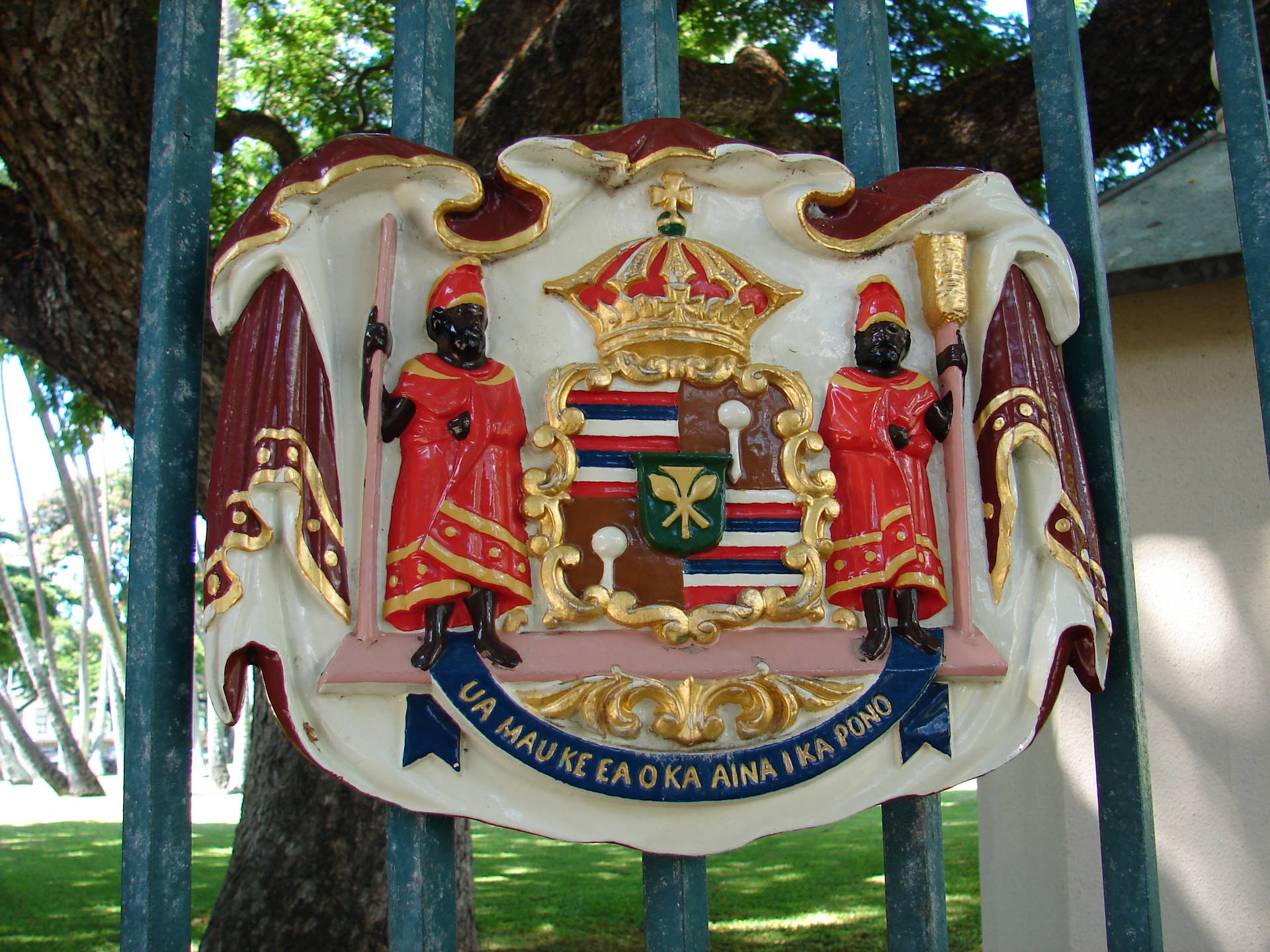 Royal Family Crest In Iolani Palace Background