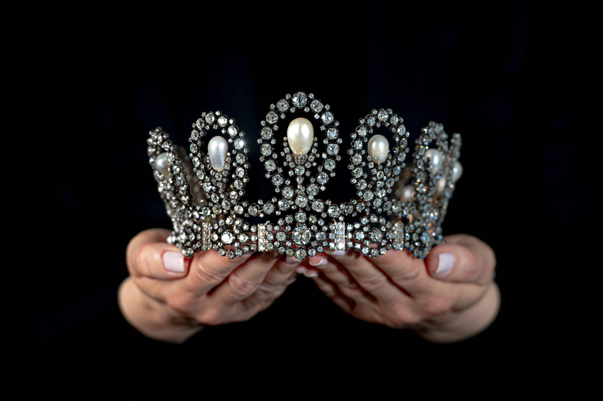 Royal Pearl Diamond Crown Background