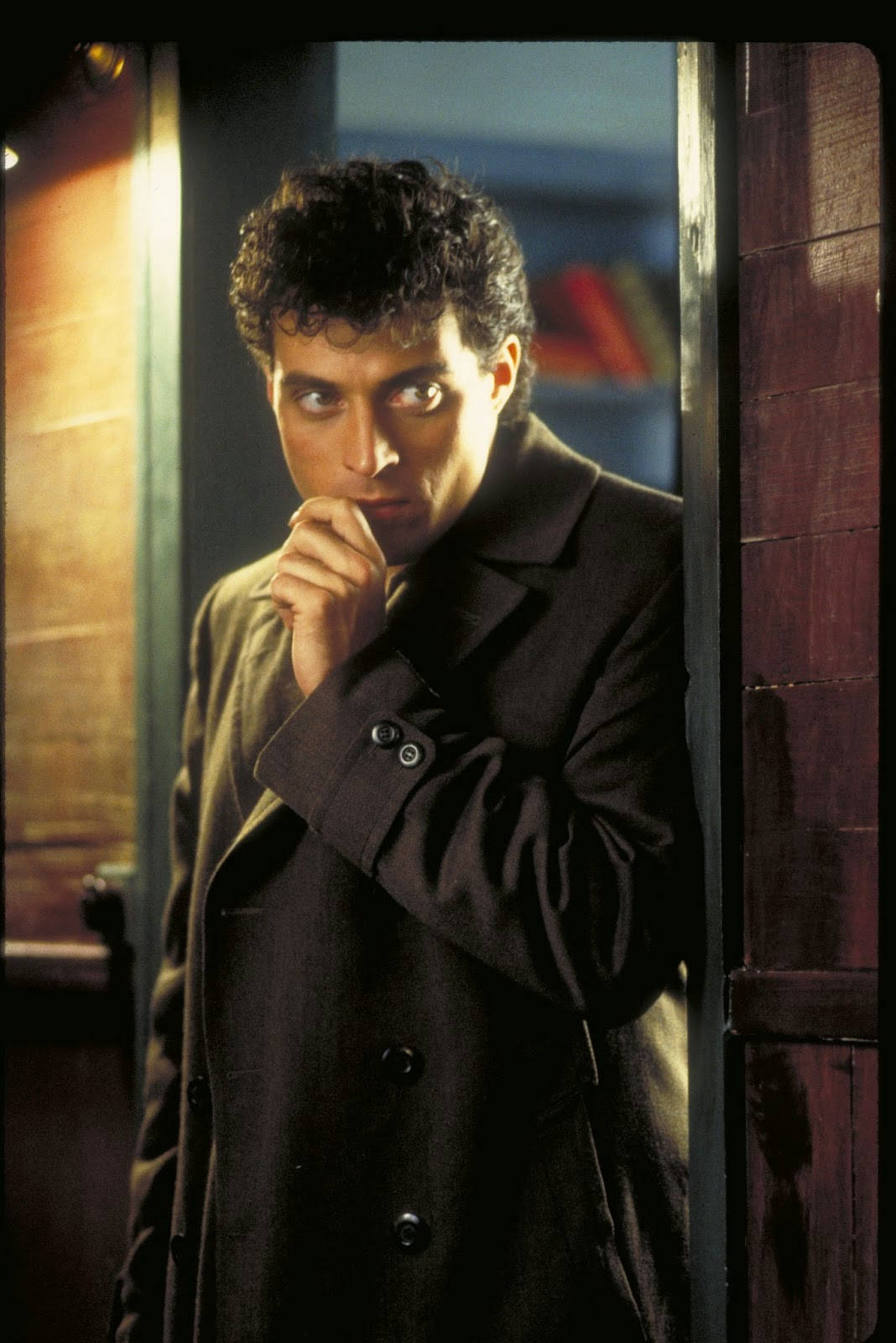 Rufus Sewell As John Murdoch In Dark City Background