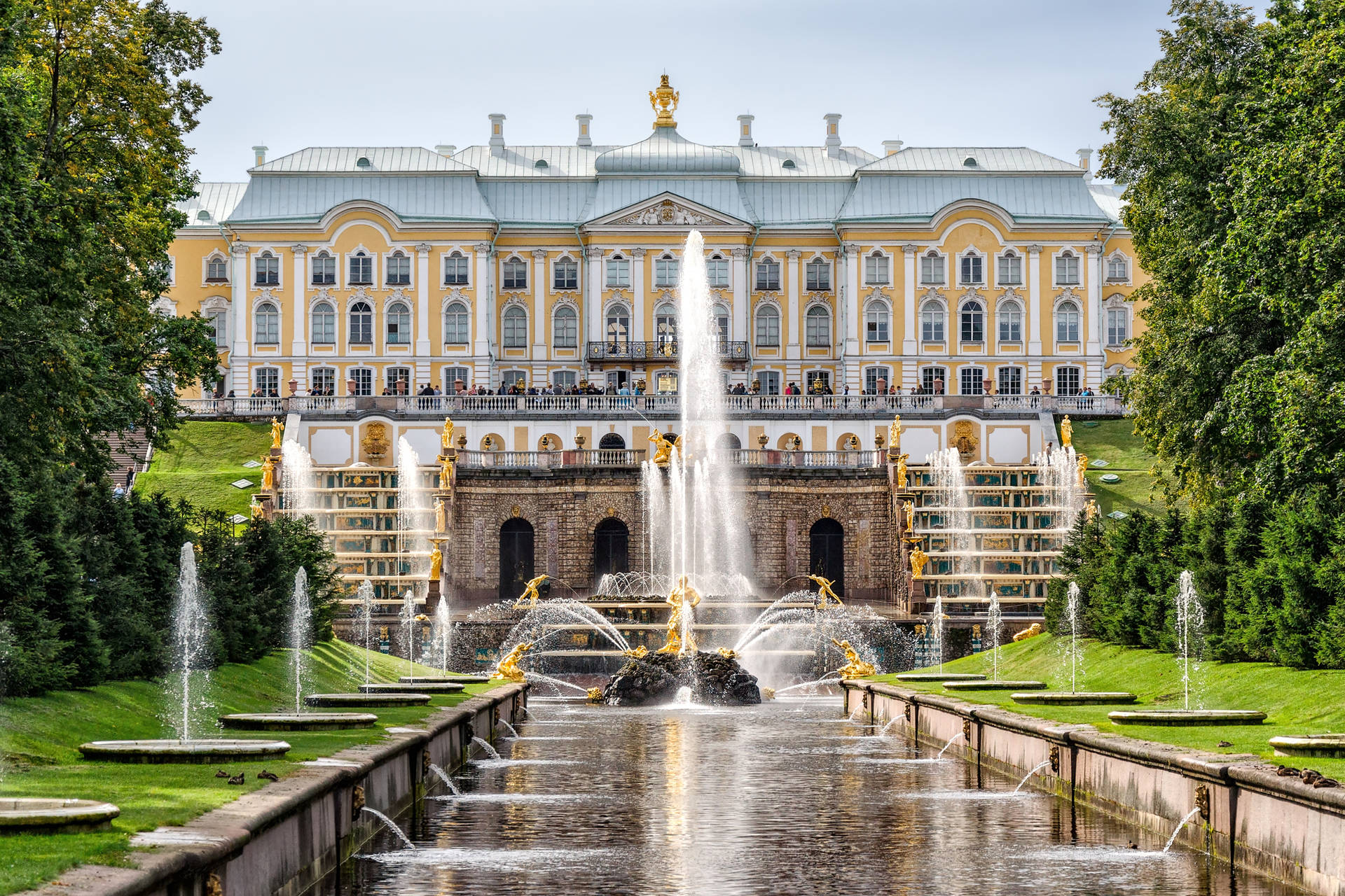 Russia Peterhof Palace And Garden Background