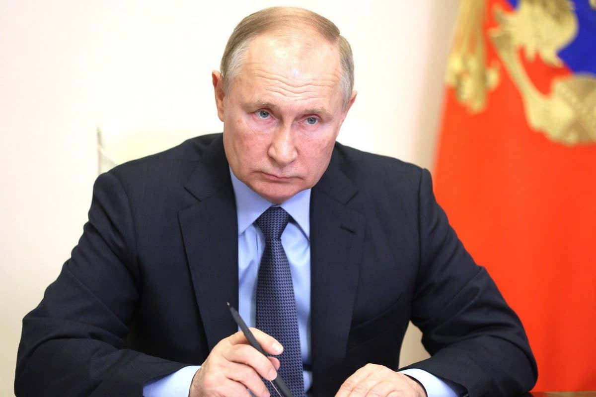 Russian President Vladimir Putin Holding A Pen Background