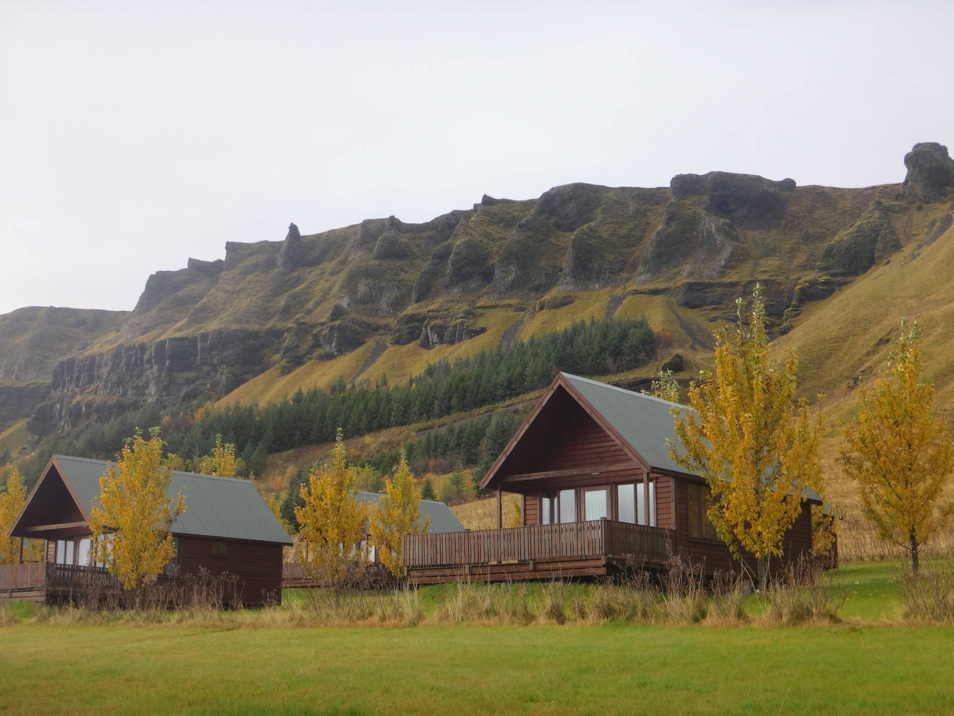 Rustic Fall Cabin In The Mountains Background