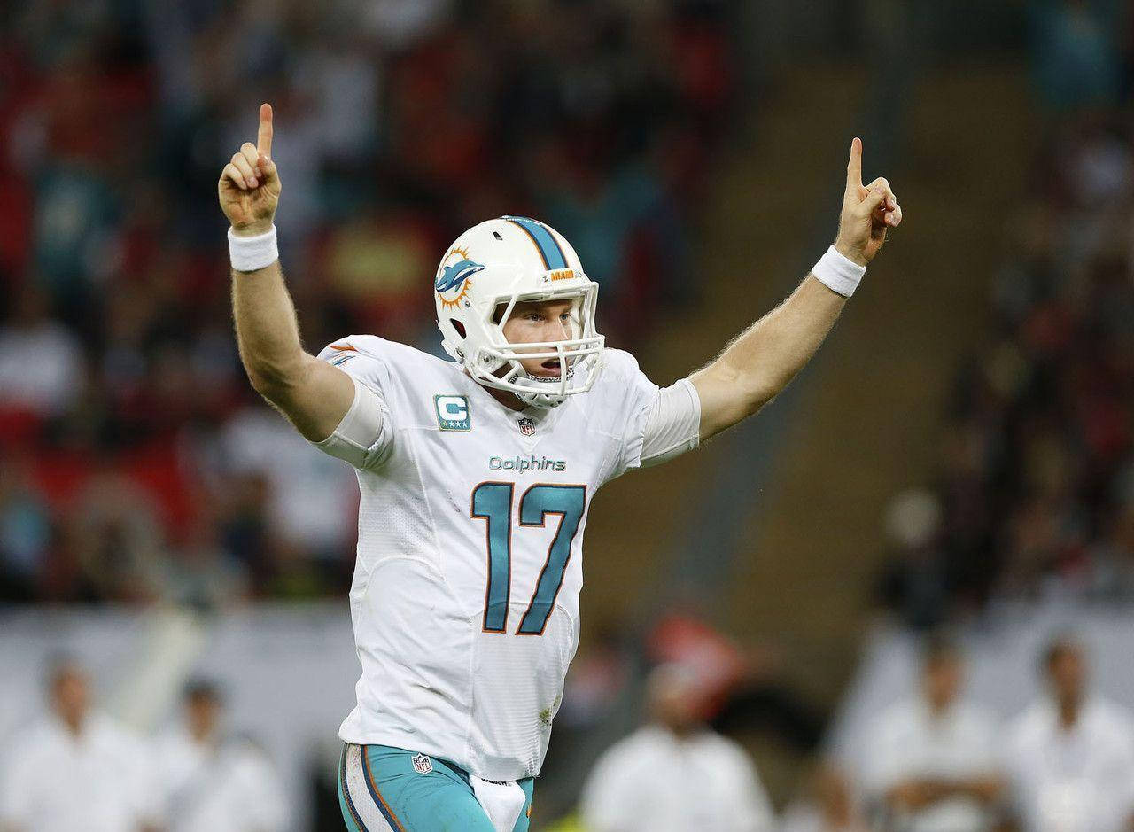 Ryan Tannehill Nfl Game Ponting Towards Sky Background